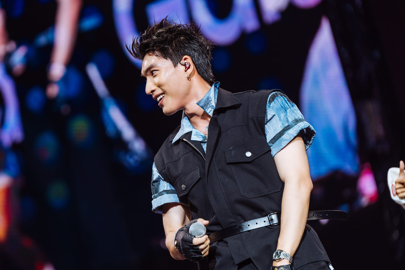 HIEUTHUHAI sáng sân khấu, cực "bảnh" với những trang phục kết hợp giữa áo sơ mi và áo khoác bên ngoài, "nâng cấp" visual khi từ bỏ kiểu tóc vuốt keo ép tóc ngược về phía sau.