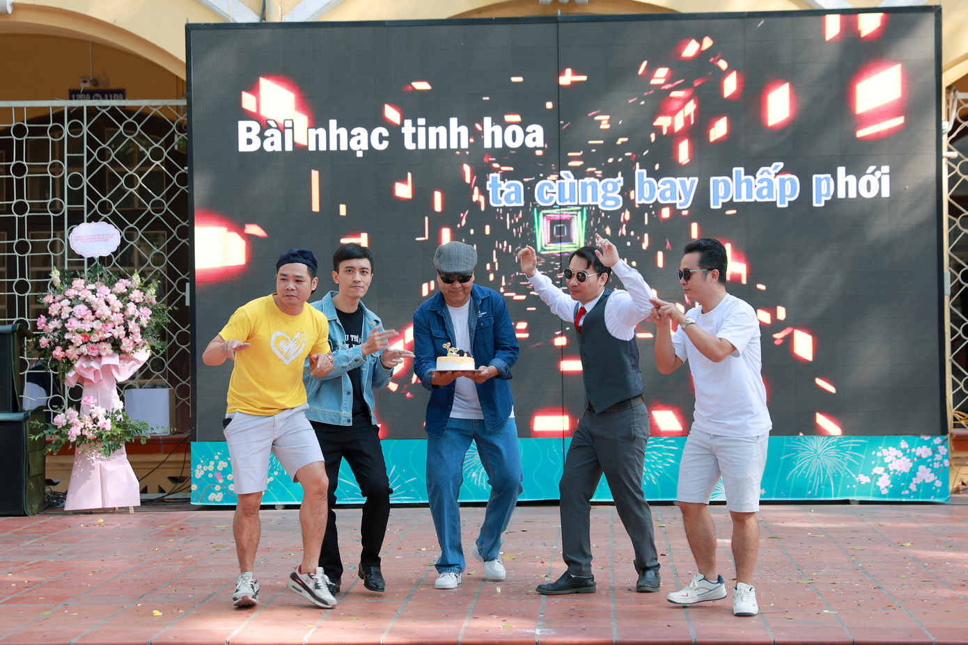 Không chỉ đầu tư cho âm nhạc mà các thầy còn đem đến bất ngờ cả về phần trang phục và... một chiếc bánh kem.