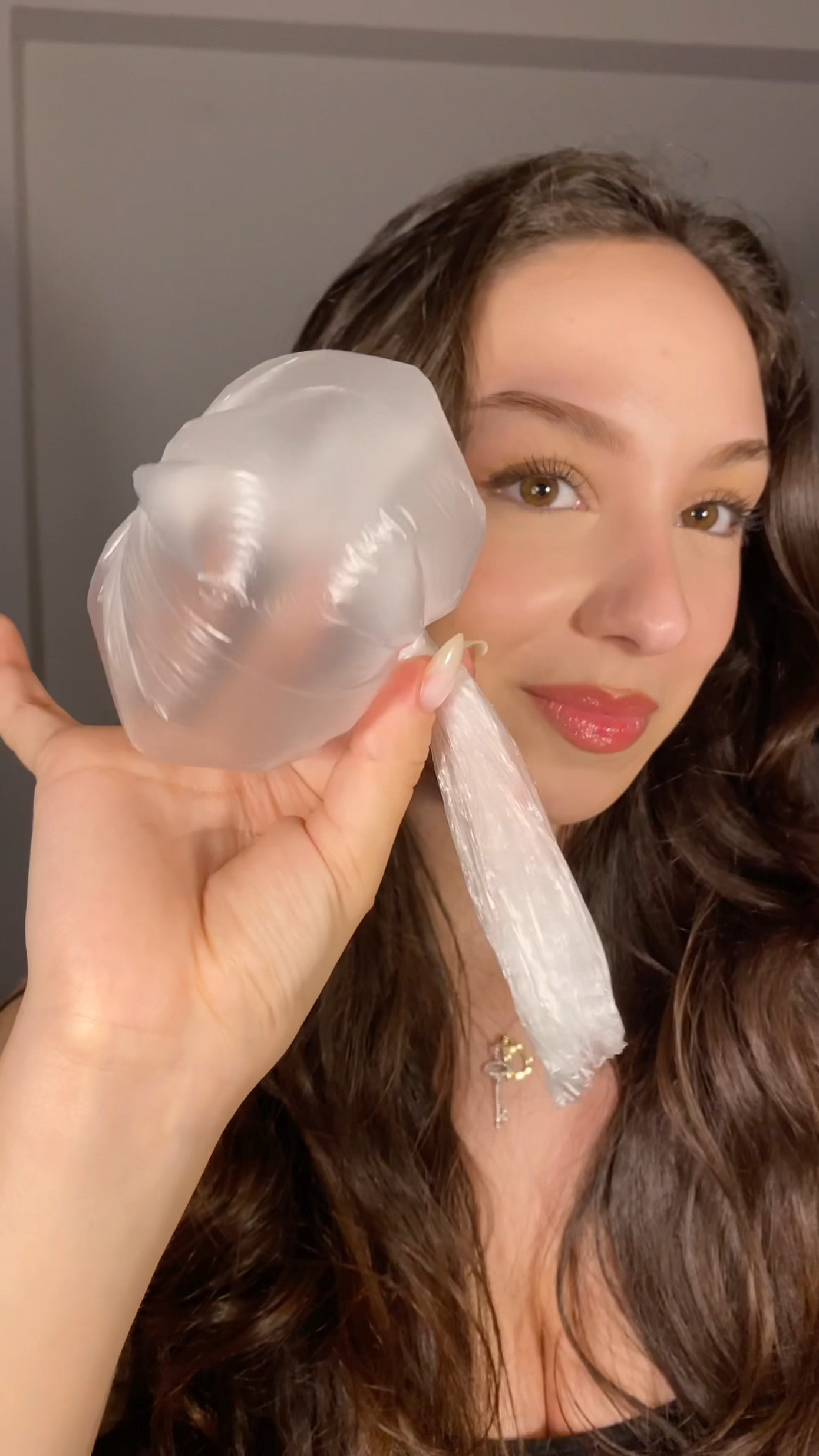 Cần làm cho bề mặt của chiếc túi được căng phồng để có thể tạo ra hình của bông hoa. Cần làm cho bề mặt của chiếc túi được căng phồng để có thể tạo ra hình của bông hoa.