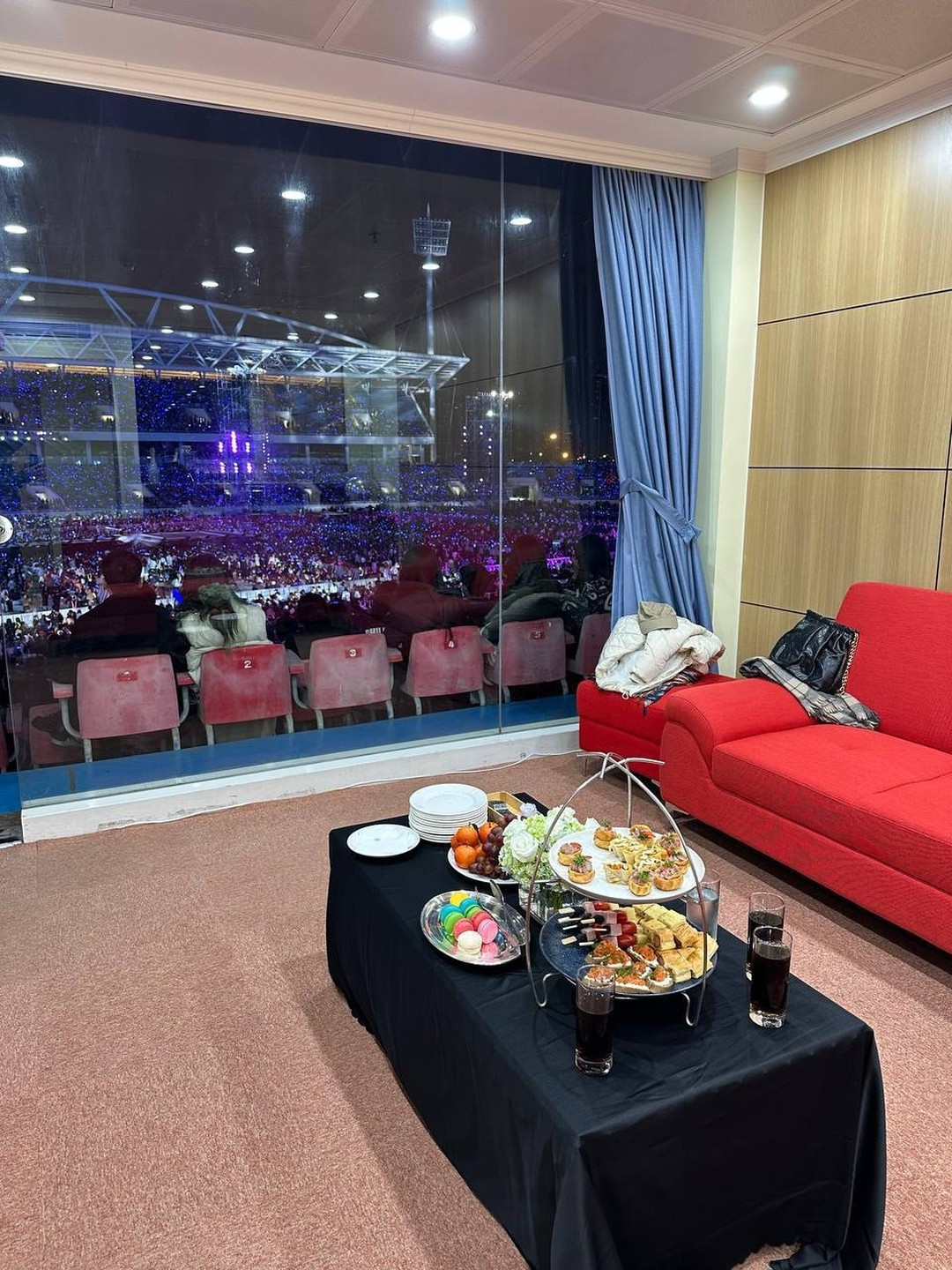 Bàn ăn được phục vụ trong phòng President có món ngọt, món mặn, đồ uống tùy theo sự lựa chọn của khách. Bàn ăn được phục vụ trong phòng President có món ngọt, món mặn, đồ uống tùy theo sự lựa chọn của khách.