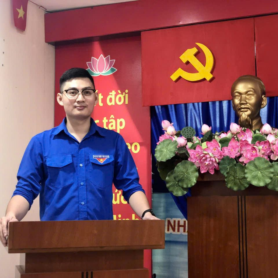 Anh Đình Vũ (trái) và anh Thành Trung (phải). Anh Đình Vũ (trái) và anh Thành Trung (phải).