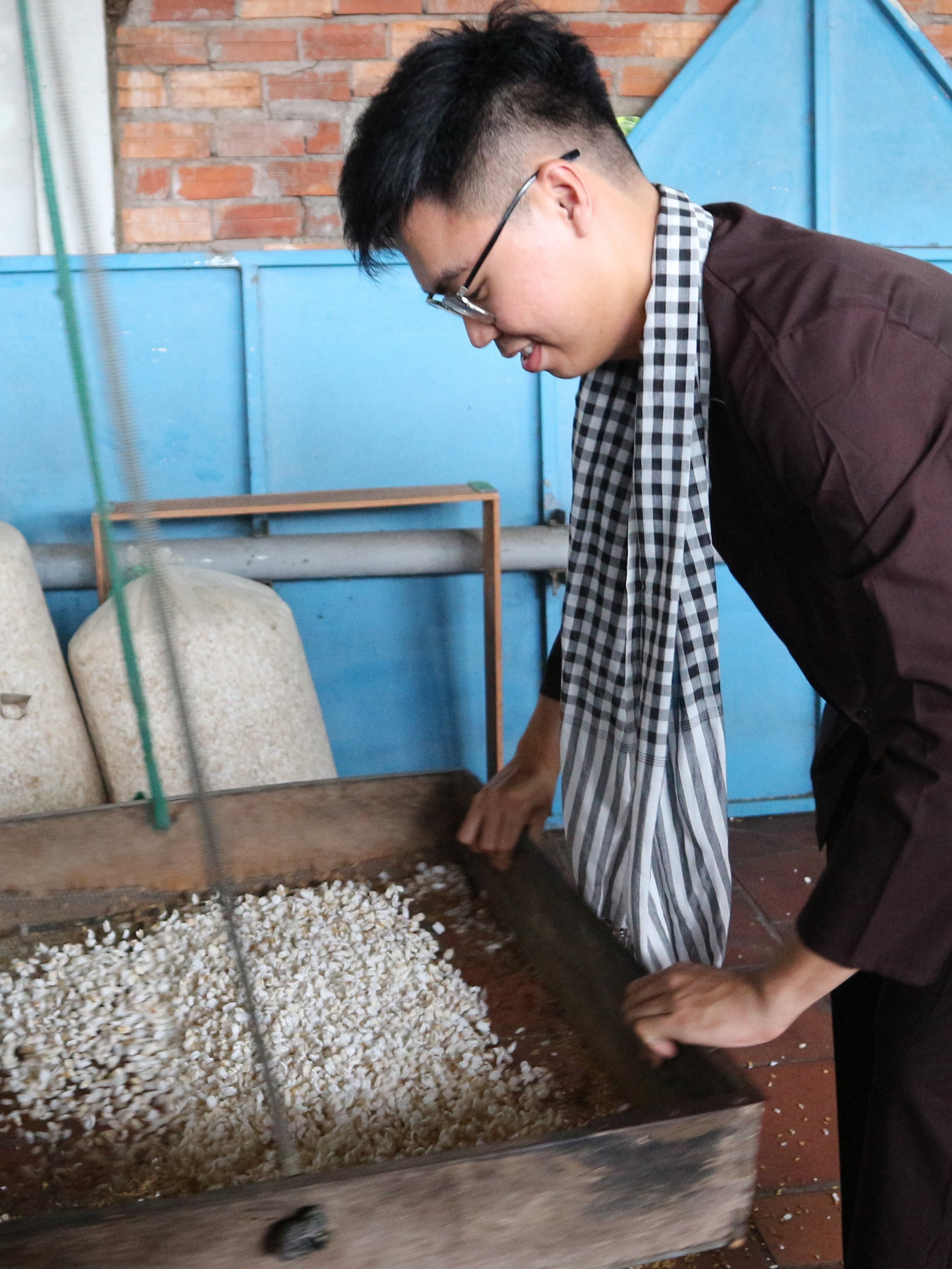 Tham quan các làng nghề và trải nghiệm làm thử kẹo dừa, cốm nổ đã giúp các bạn trẻ có thêm trải nghiệm. Ảnh: Mark Tú Huỳnh