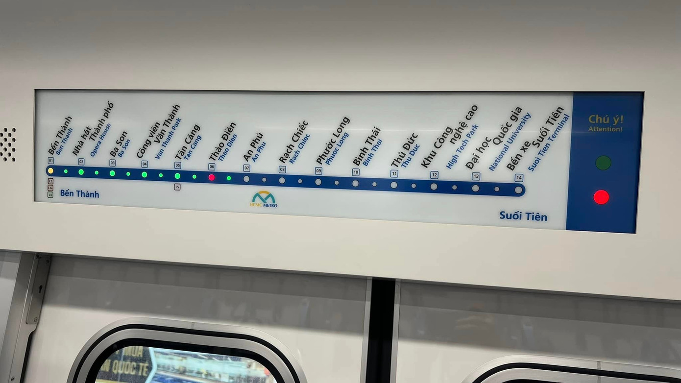 Trên tàu có hệ thống loa và đèn báo trạm giúp hành khách thuận tiện theo dõi, tránh bị lỡ chuyến. Ảnh: Truong Viet Toan