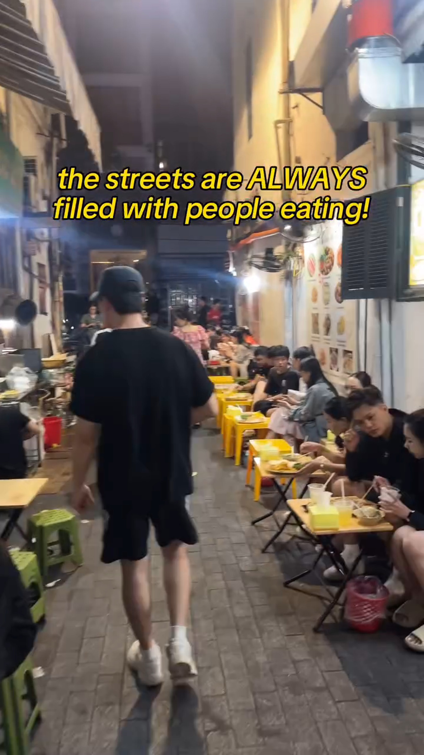 Trong những ngày ở Hà Nội, anh chàng nhận ra người dân có thể đi ăn vào bất cứ khung giờ nào trong ngày và đường phố luôn thì chật kín người ăn tại các hàng quán.