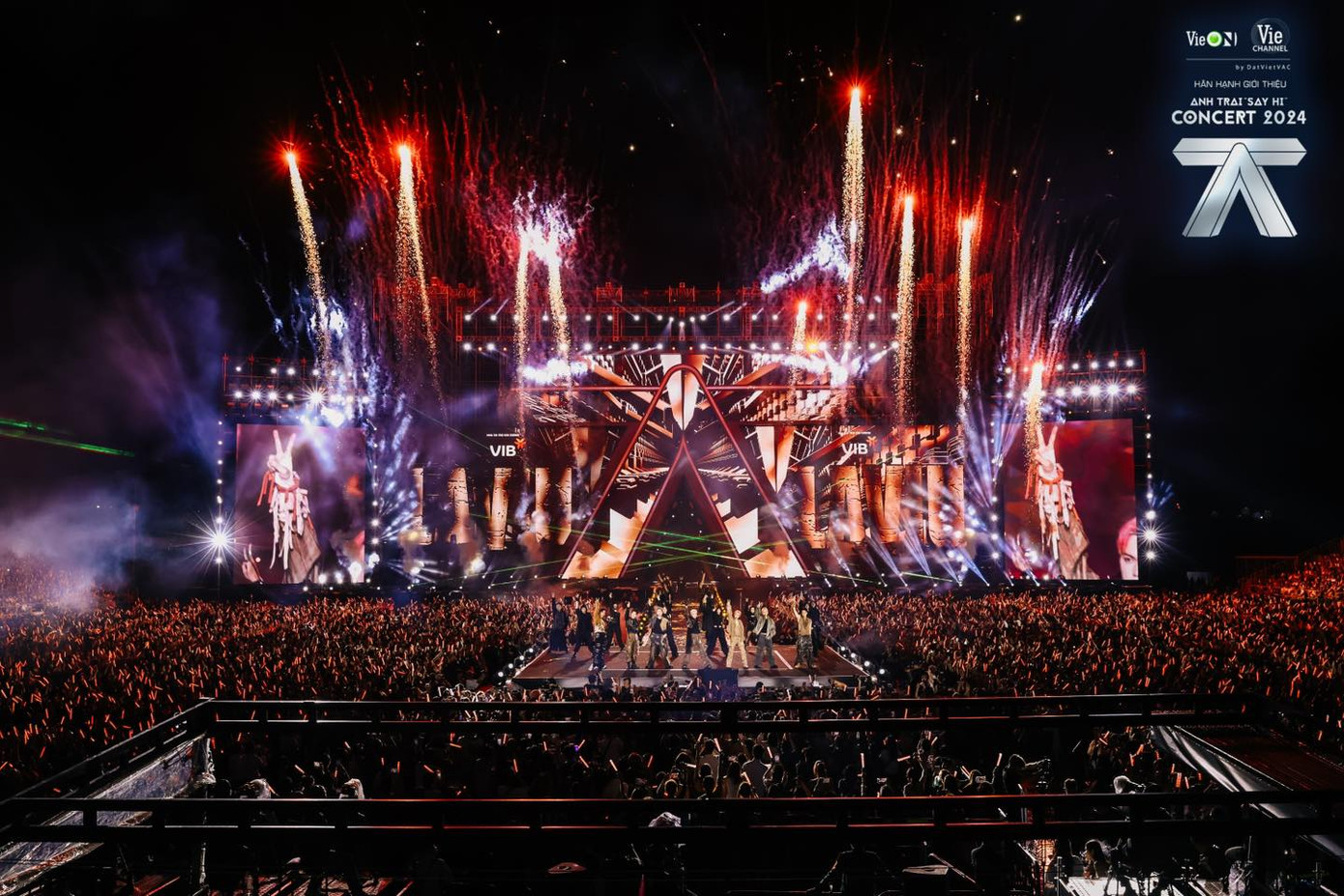 Hiệu ứng ánh sáng và pháo hoa khiến khán giả trẻ thích thú.