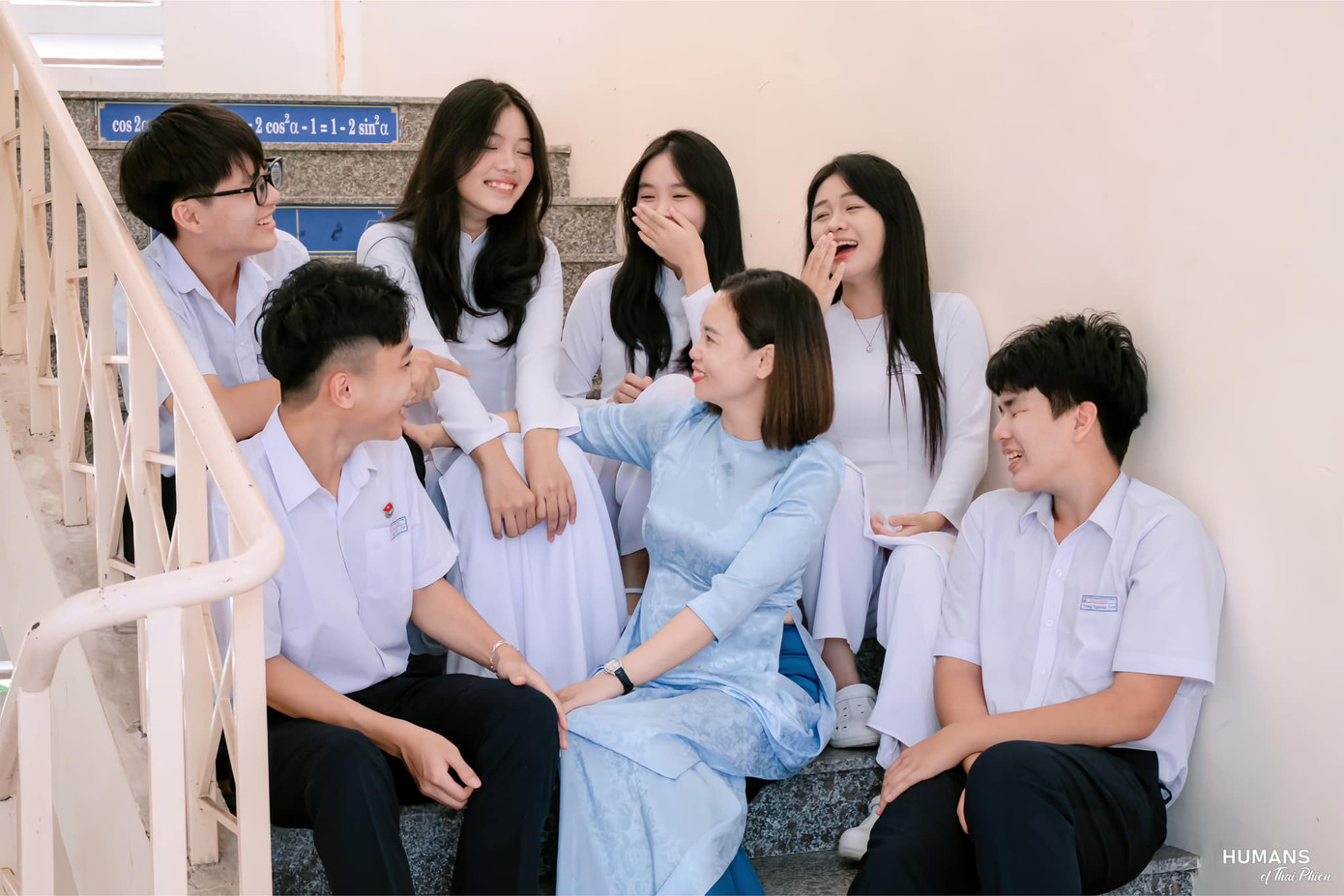 Bộ ảnh còn ghi lại những phút giây thân tình giữa cô trò tại hành lang trường vào giờ ra chơi, khi giữa cô và trò dường như không còn khoảng cách. Ảnh: Humans of Thái Phiên Bộ ảnh còn ghi lại những phút giây thân tình giữa cô trò tại hành lang trường vào giờ ra chơi, khi giữa cô và trò dường như không còn khoảng cách. Ảnh: Humans of Thái Phiên