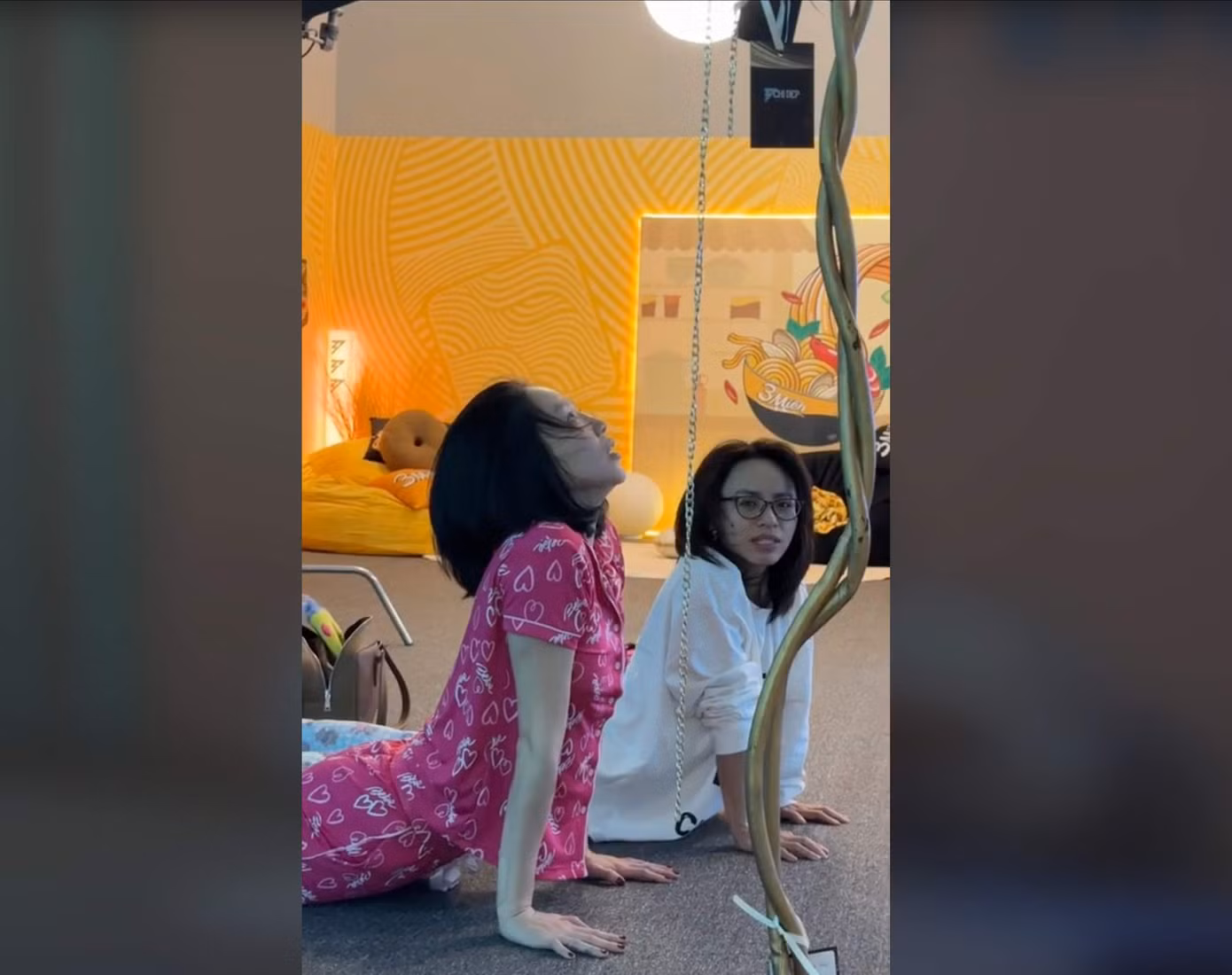 Misthy còn quay lại được khoảnh khắc cặp chị em 89-95 tập yoga cùng nhau.