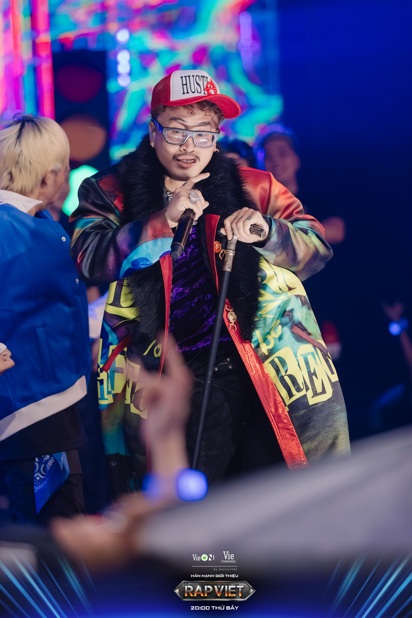 Robber quyết định lựa chọn chủ đề “Hãy luôn tỉnh táo trước những lời khen” vì lời khen chính là con dao 2 lưỡi. Robber quyết định lựa chọn chủ đề “Hãy luôn tỉnh táo trước những lời khen” vì lời khen chính là con dao 2 lưỡi.