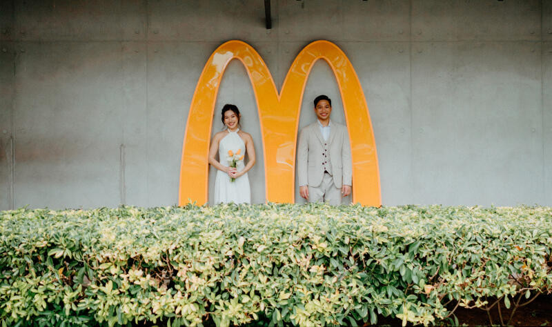 Yêu thích sự đơn giản, tiệc cưới của cặp đôi trẻ đã diễn ra ấm cúng với sự tham dự của 55 thành viên bao gồm cả gia đình và bạn bè. Yêu thích sự đơn giản, tiệc cưới của cặp đôi trẻ đã diễn ra ấm cúng với sự tham dự của 55 thành viên bao gồm cả gia đình và bạn bè.