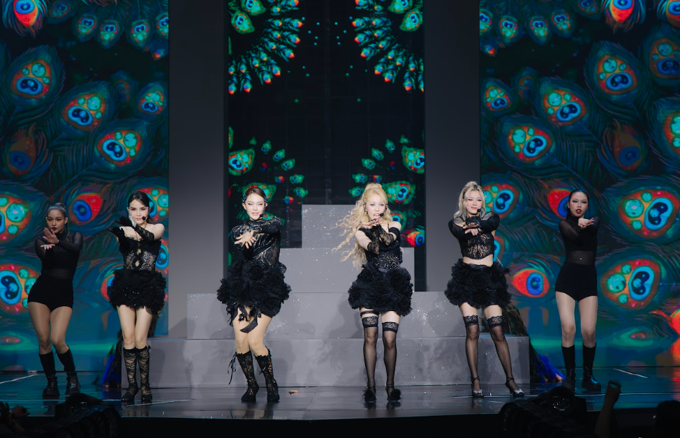 Các Chị Đẹp Thu Ngọc, Minh Hằng, Hậu Hoàng, Hoàng Yến Chibi hóa thân thành chim công khoe sắc rực rỡ trên sân khấu Nhan Sắc. Các Chị Đẹp Thu Ngọc, Minh Hằng, Hậu Hoàng, Hoàng Yến Chibi hóa thân thành chim công khoe sắc rực rỡ trên sân khấu Nhan Sắc.