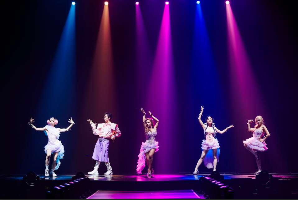 September Flower của các Chị Đẹp Maitinhvi, Gil Lê, Minh Tuyết, Kiều Anh, Xuân Nghi chiến thắng trước Nhan Sắc trong vòng đấu đối kháng Sân khấu Dance, đưa Liên minh Mỹ Linh vươn lên dẫn trước với tỉ số 2 - 1. September Flower của các Chị Đẹp Maitinhvi, Gil Lê, Minh Tuyết, Kiều Anh, Xuân Nghi chiến thắng trước Nhan Sắc trong vòng đấu đối kháng Sân khấu Dance, đưa Liên minh Mỹ Linh vươn lên dẫn trước với tỉ số 2 - 1.