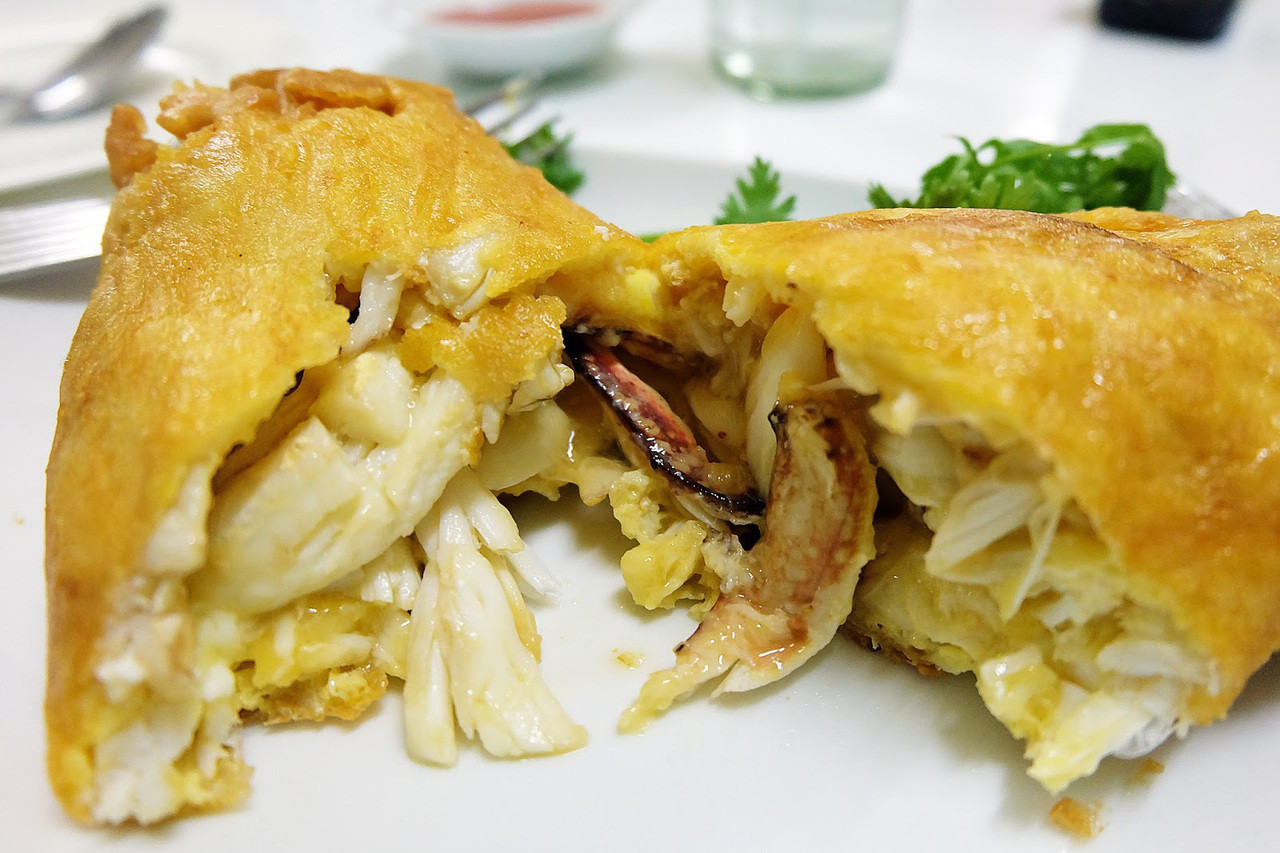 "Món trứng chiên cua vàng nâu, giòn rụm đặc trưng của đầu bếp đeo kính này thực sự vô song" - một trích dẫn về món "thương hiệu" của Raan Jay Fai trên trang của Michelin. Ảnh: Internet "Món trứng chiên cua vàng nâu, giòn rụm đặc trưng của đầu bếp đeo kính này thực sự vô song" - một trích dẫn về món "thương hiệu" của Raan Jay Fai trên trang của Michelin. Ảnh: Internet