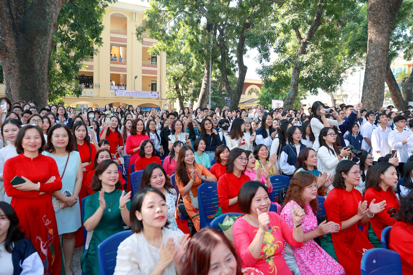 Không chỉ học sinh mà các thầy cô cũng vô cùng hào hứng với tiết mục sôi động này.