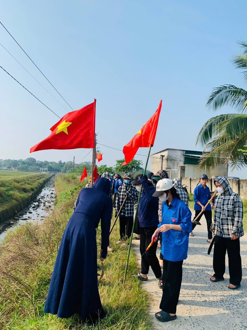 Sau khi dọn dẹp vệ sinh tuyến đường giao thông, các "áo xanh" còn tham gia hoạt động cắm cờ Tổ quốc, thể hiện tinh thần yêu nước và năng động của tuổi trẻ. Ảnh: Đoàn Trường THPT Thanh Chương 1 Sau khi dọn dẹp vệ sinh tuyến đường giao thông, các "áo xanh" còn tham gia hoạt động cắm cờ Tổ quốc, thể hiện tinh thần yêu nước và năng động của tuổi trẻ. Ảnh: Đoàn Trường THPT Thanh Chương 1