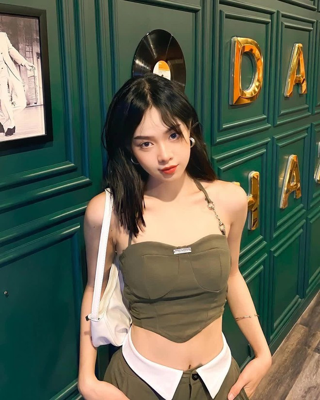 Bước qua tuổi 18, Thanh Thúy bắt đầu chọn những trang phục cá tính. Bước qua tuổi 18, Thanh Thúy bắt đầu chọn những trang phục cá tính.