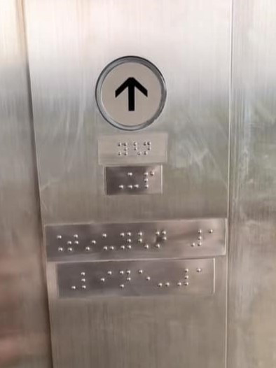 Trên phần tay nắm cầu thang có ghi chú vị trí tầng và tên nhà ga. Bên cạnh đó thang máy cũng được bố trí chữ nổi. Ảnh: Chí Tâm Võ Trên phần tay nắm cầu thang có ghi chú vị trí tầng và tên nhà ga. Bên cạnh đó thang máy cũng được bố trí chữ nổi. Ảnh: Chí Tâm Võ