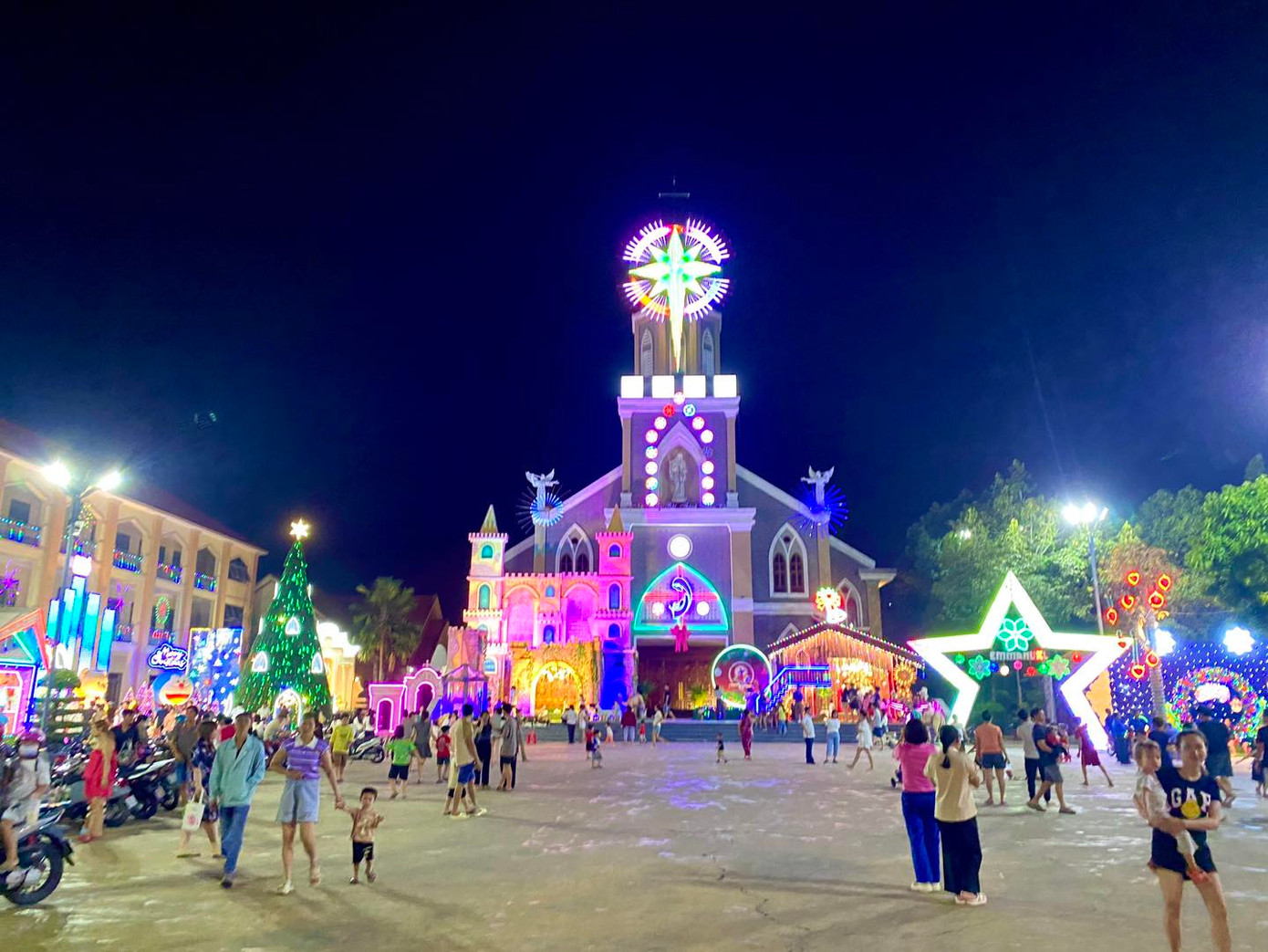 Khắp nơi được trang trí Noel lộng lẫy. Ảnh: Tôi Yêu Long Thành Khắp nơi được trang trí Noel lộng lẫy. Ảnh: Tôi Yêu Long Thành