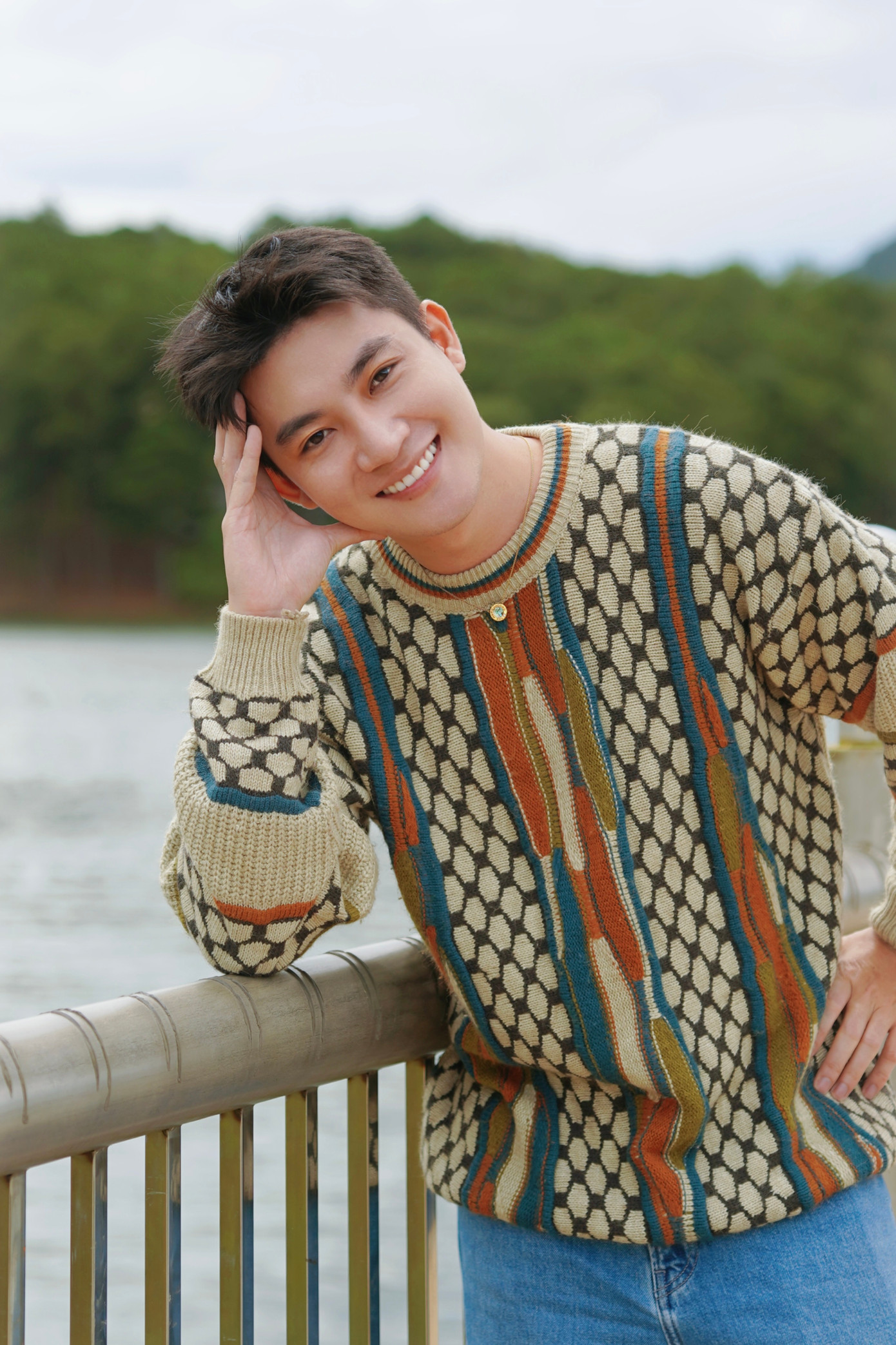 Trước mỗi chuyến đi, Nam luôn chuẩn bị rất kỹ, từ nghiên cứu thời tiết, văn hóa, địa điểm nổi bật, v.v... Bộ dụng cụ quay chụp cơ bản và hành lý gọn nhẹ là "chân ái" với chàng trai sinh năm 1997.