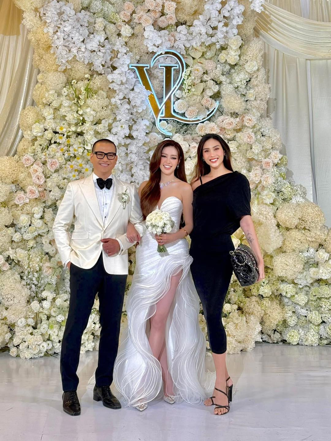 Siêu mẫu Võ Hoàng Yến tham gia tiệc cưới của đàn em. Siêu mẫu Võ Hoàng Yến tham gia tiệc cưới của đàn em.