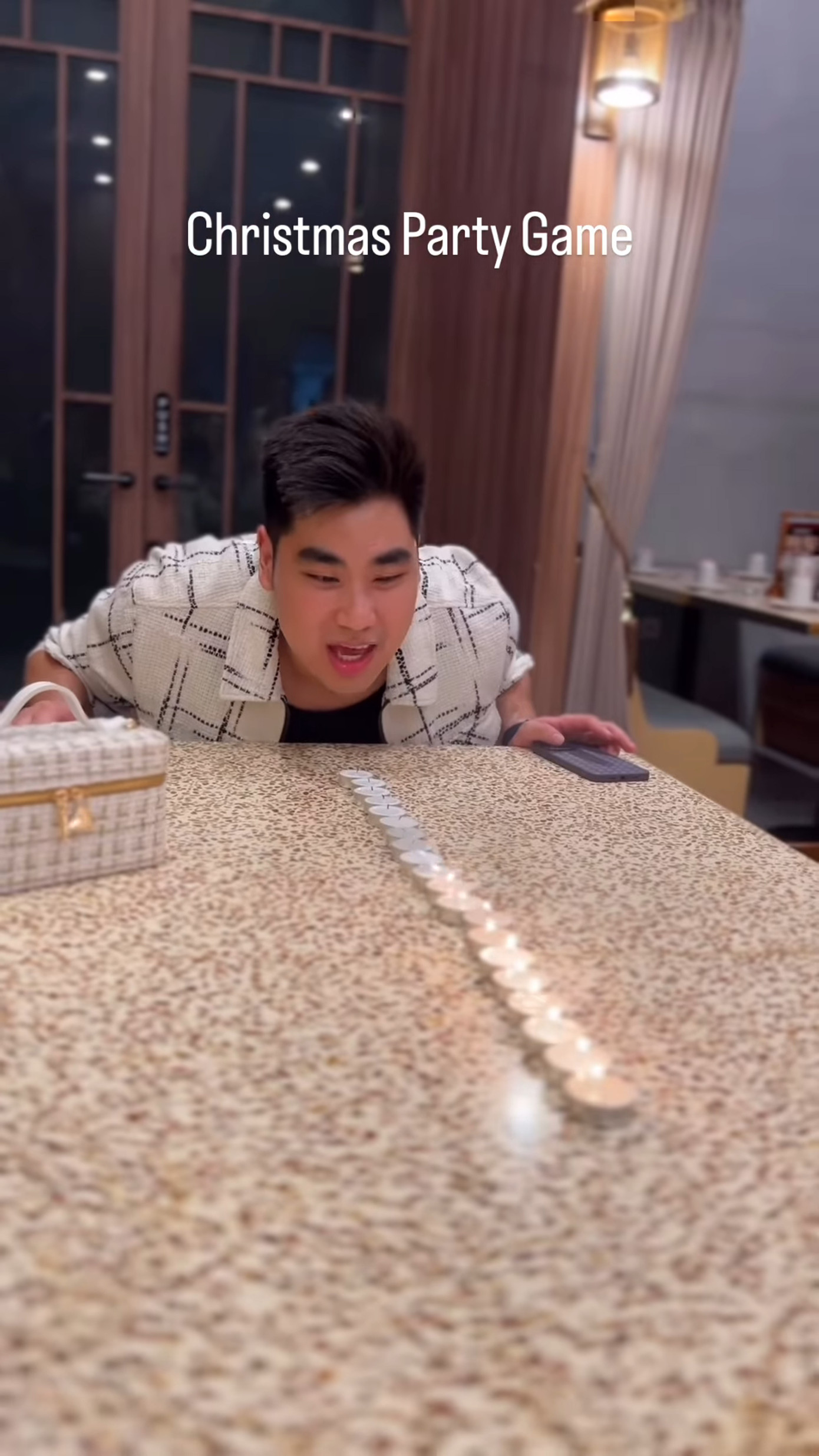 Ngay cả phái mạnh cũng gặp nhiều thách thức trong mini game này.