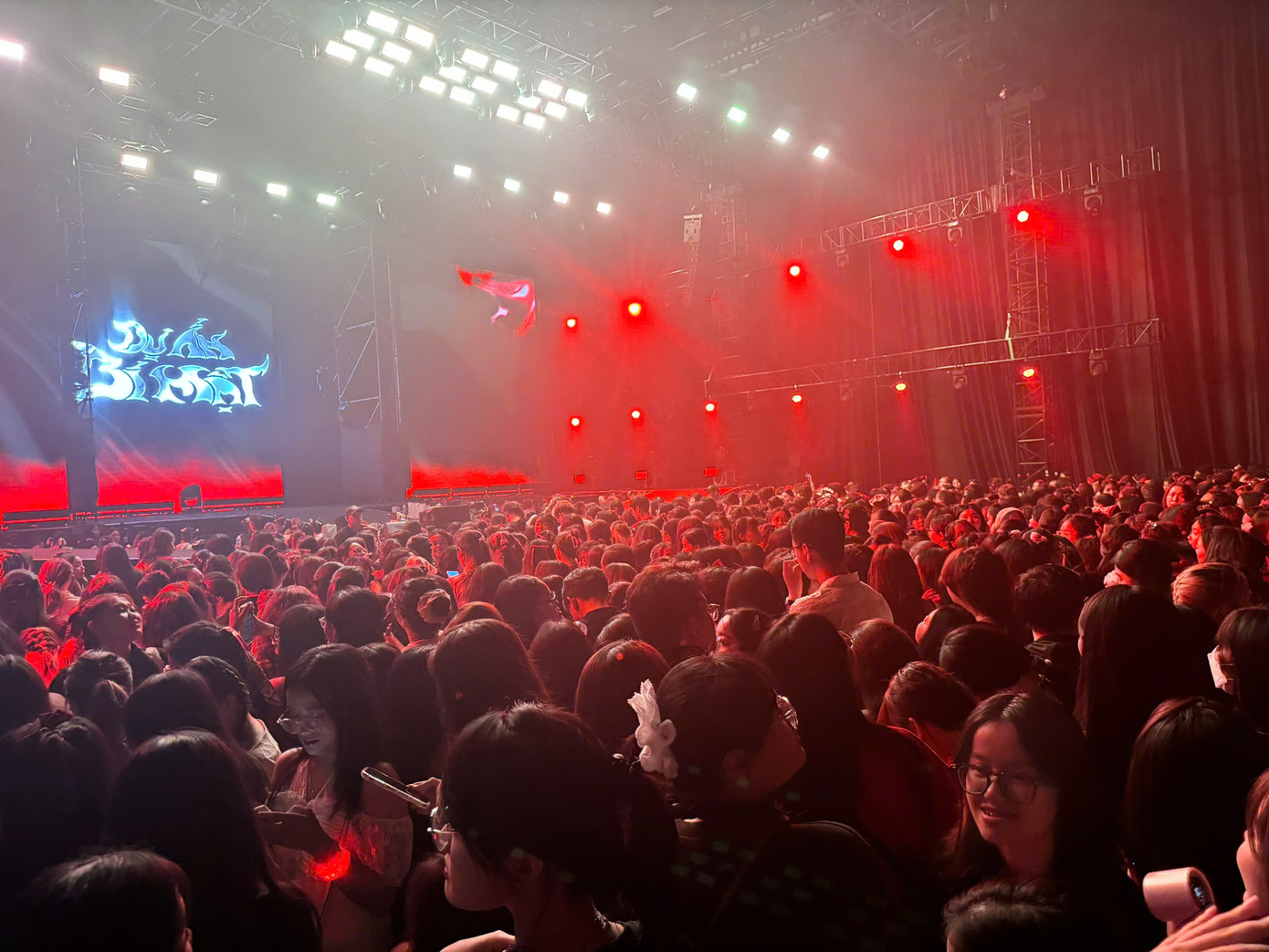 Hàng ngàn FLASH đã có mặt từ sớm phủ kín hội trường.