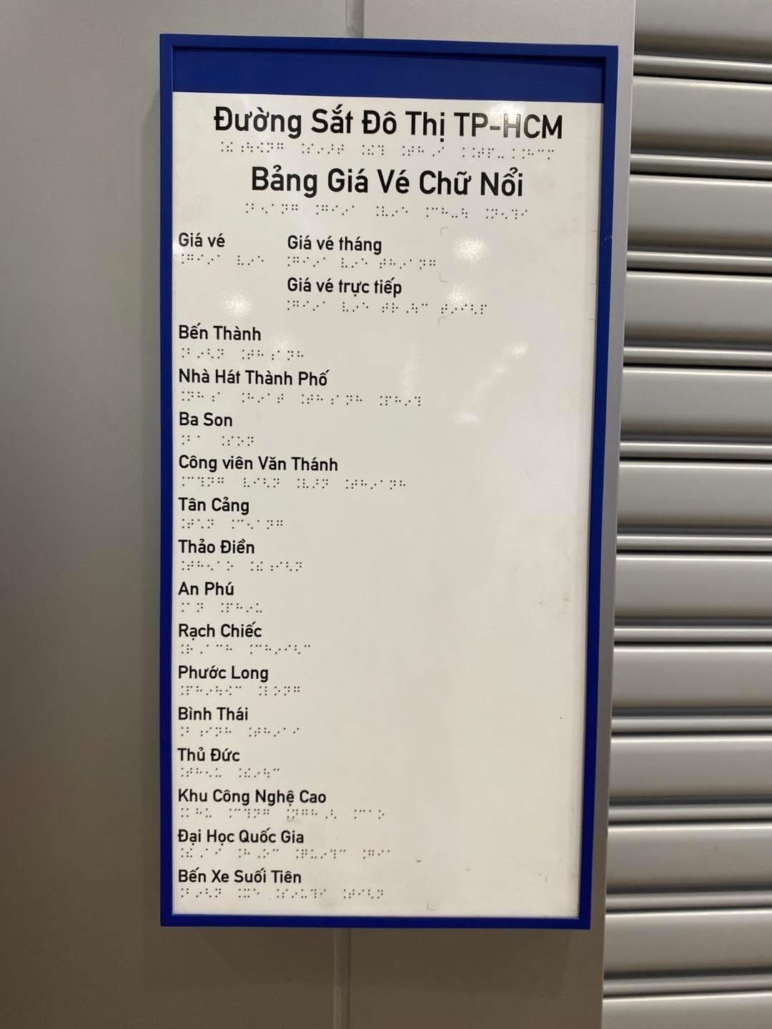 Không chỉ ở cầu thang, chữ nổi còn xuất hiện ở bảng hướng dẫn, bảng thông tin và cả thang máy để hỗ trợ tối đa cho người khiếm thị. Trên tay nắm cầu thang cũng có ghi chú vị trí tầng và tên nhà ga, chi tiết nhỏ nhưng cực hữu ích! Ảnh: vikkinista.vietnam Không chỉ ở cầu thang, chữ nổi còn xuất hiện ở bảng hướng dẫn, bảng thông tin và cả thang máy để hỗ trợ tối đa cho người khiếm thị. Trên tay nắm cầu thang cũng có ghi chú vị trí tầng và tên nhà ga, chi tiết nhỏ nhưng cực hữu ích! Ảnh: vikkinista.vietnam