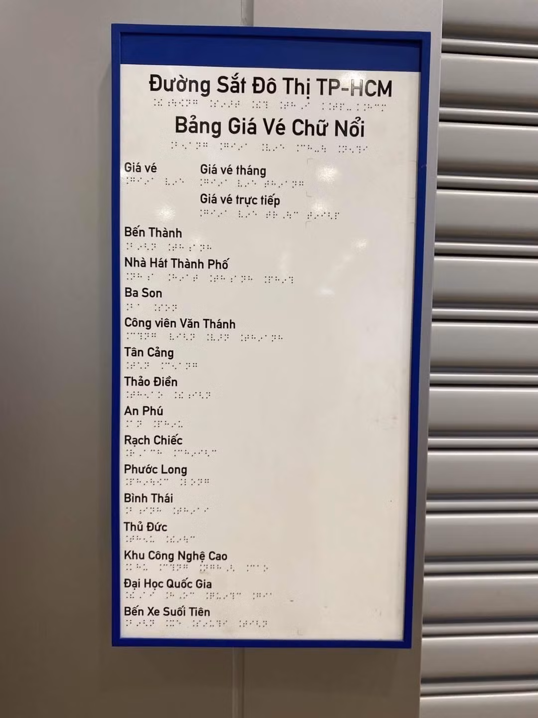 Không chỉ ở cầu thang, chữ nổi còn xuất hiện ở bảng hướng dẫn, bảng thông tin và cả thang máy để hỗ trợ tối đa cho người khiếm thị. Trên tay nắm cầu thang cũng có ghi chú vị trí tầng và tên nhà ga, chi tiết nhỏ nhưng cực hữu ích! Ảnh: vikkinista.vietnam