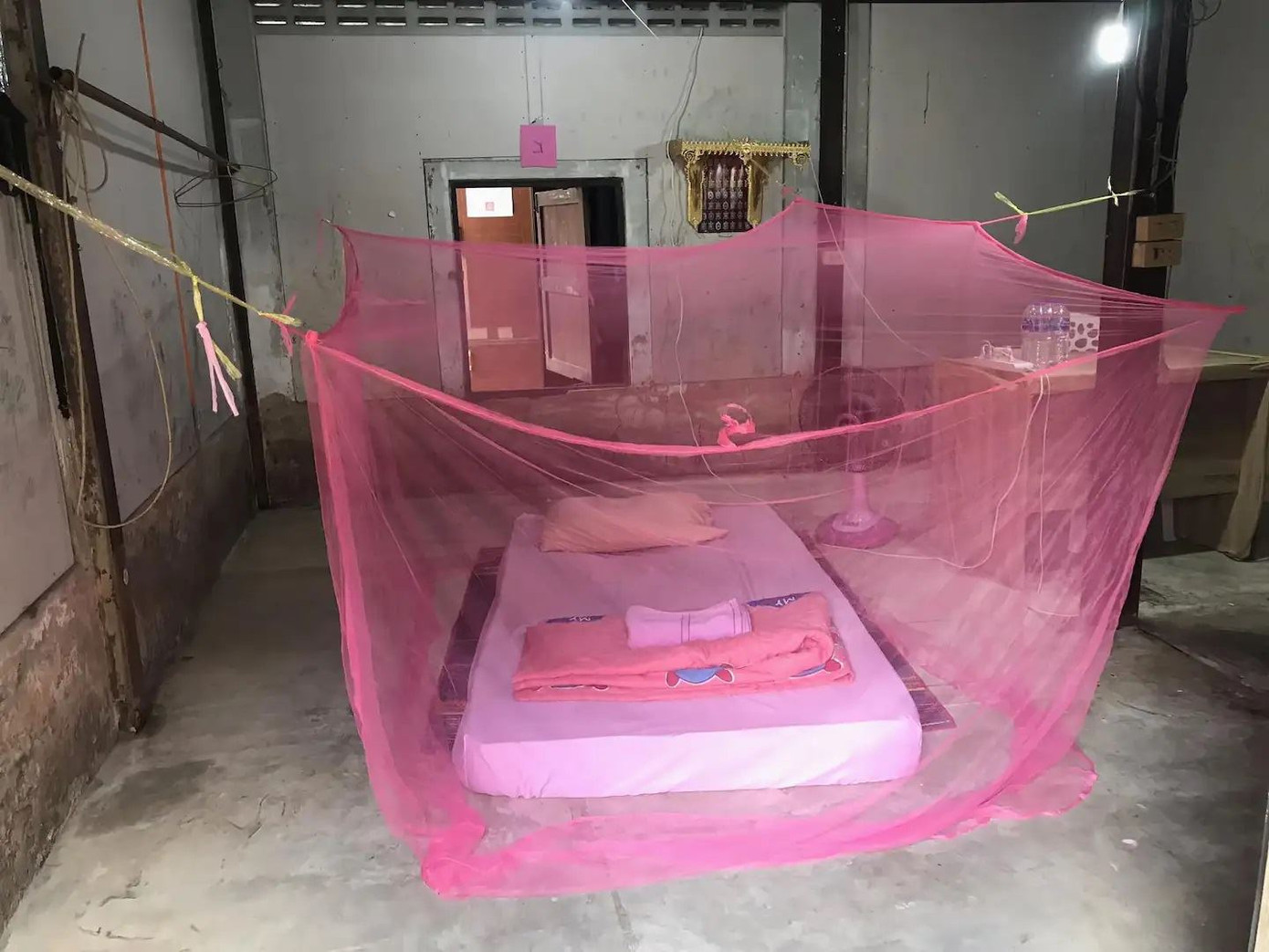 Dẫu vậy, căn nhà nghỉ “độc lạ” này vẫn được lắp đặt Wi-Fi và chỉ có duy nhất một phòng có máy lạnh nhờ khoản tiền mọi người quyên góp cho chủ nhà.