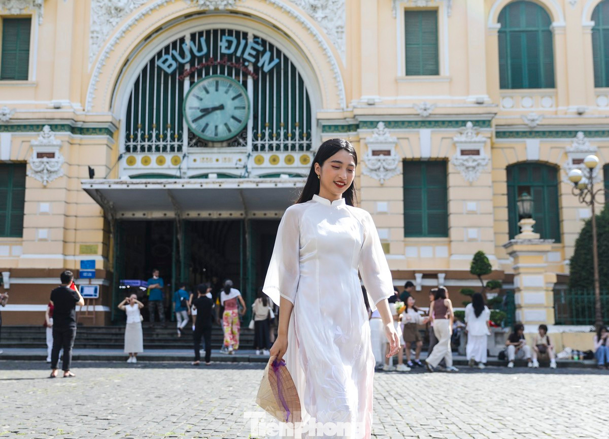 Bưu điện thành phố luôn là địa điểm &quot;ruột&quot; của các bạn trẻ yêu thích áo dài. Ảnh: TPO