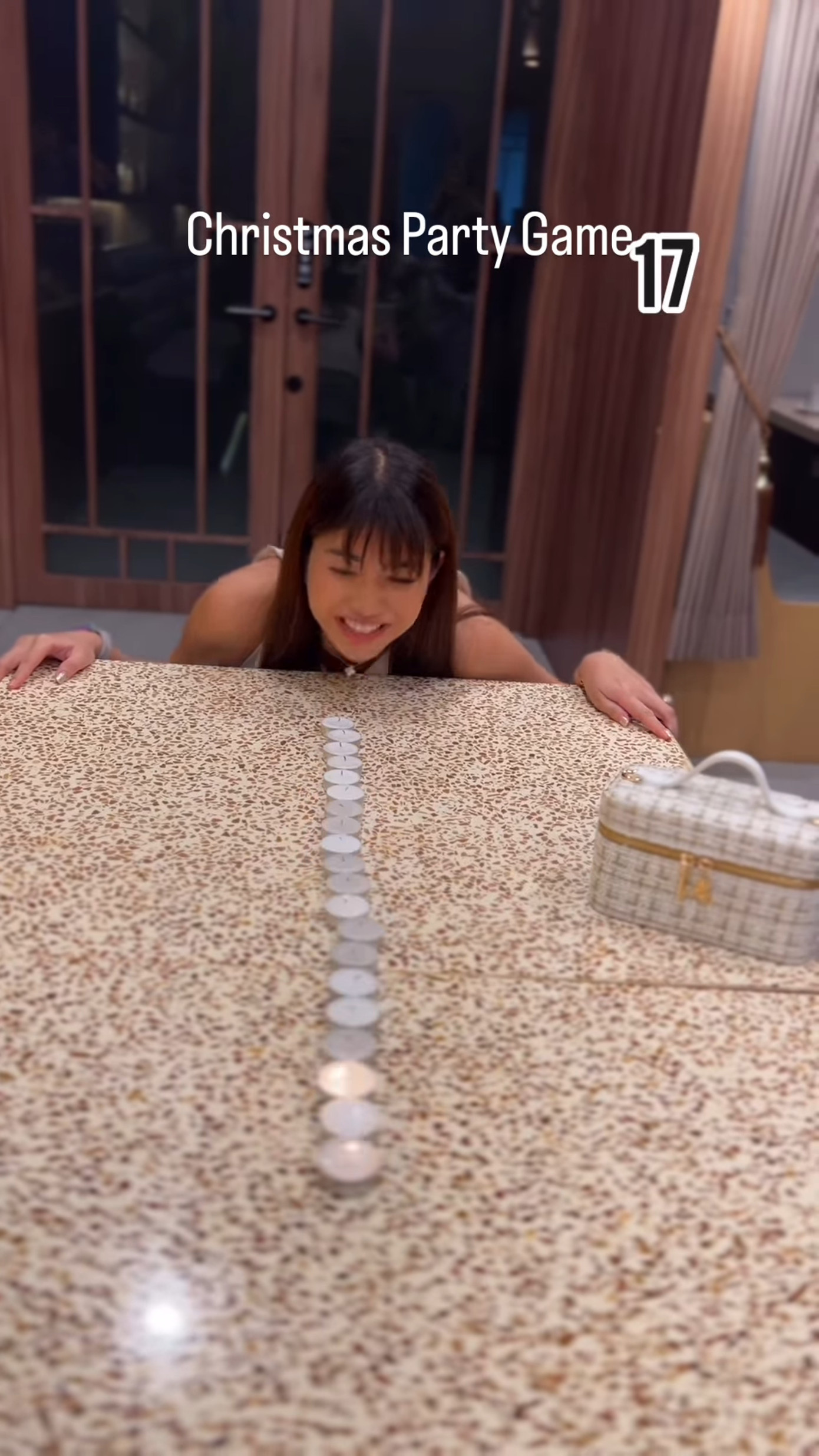 Cô gái đã tận dụng âm S của từ "mas" để thổi ra thật nhiều hơi, giúp thổi tắt được nhiều nến.