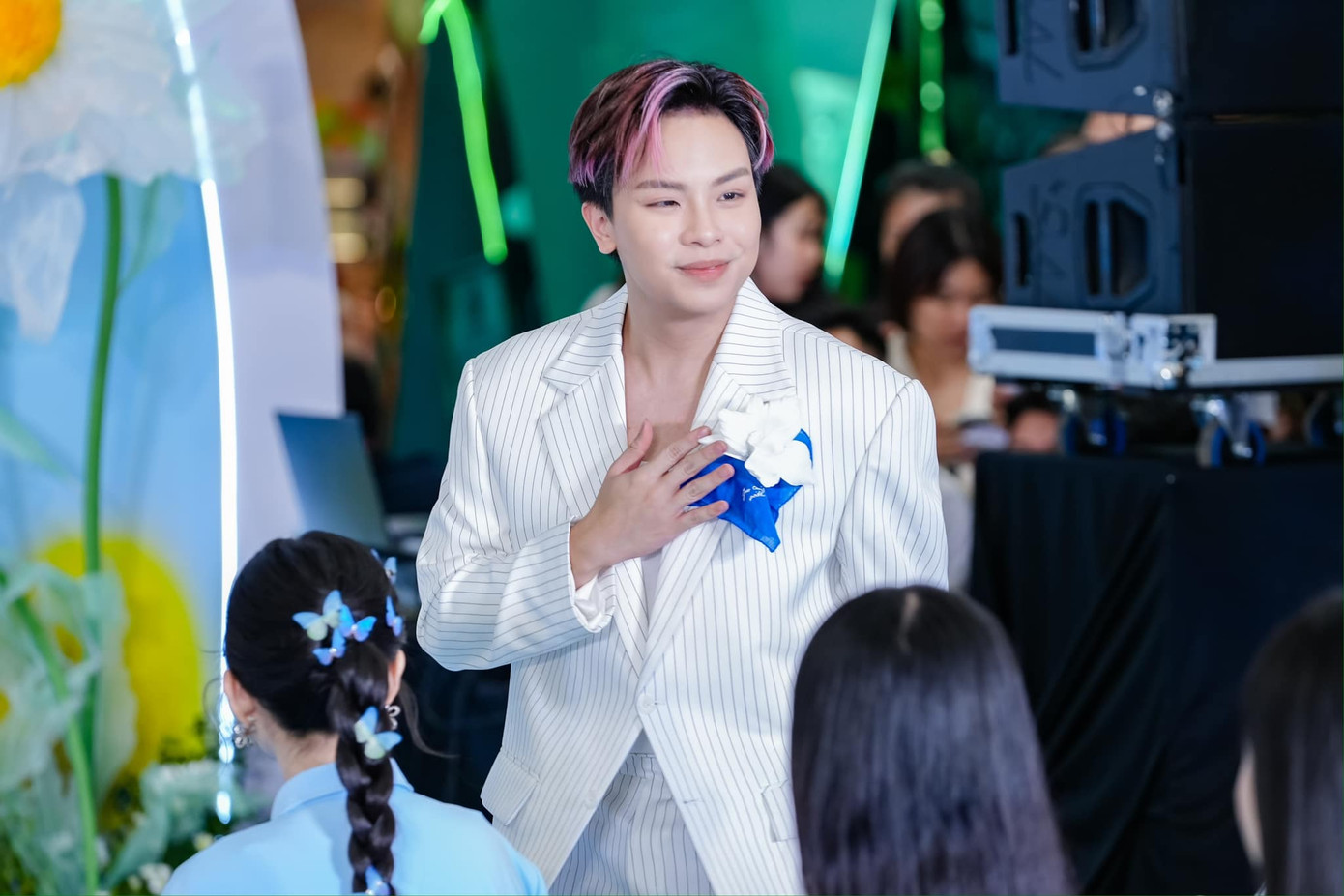 Trước khi đảm nhận vị trí Giám đốc âm nhạc tại Chị Đẹp, Hứa Kim Tuyền là một hit-maker của làng nhạc Việt, chấp bút nhiều sản phẩm như: Tặng Anh Cho Cô Ấy, Đại Minh Tinh, Hương, Giữa Đại Lộ Đông Tây...