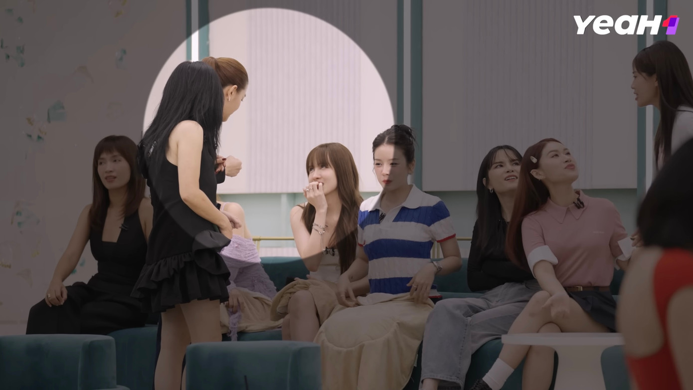 Phạm Quỳnh Anh thuyết phục Thiều Bảo Trâm: "Em dẫn dắt bên đây để đấu bên kia". Phạm Quỳnh Anh thuyết phục Thiều Bảo Trâm: "Em dẫn dắt bên đây để đấu bên kia".