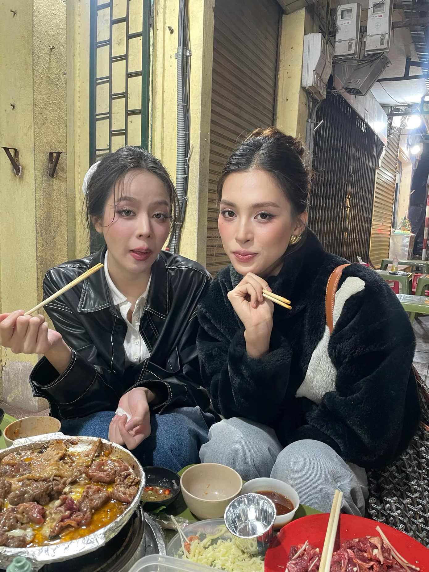 Tiểu Vy không hơn thua, Tiểu Vy quyết hơn hẳn em út bằng tấm ảnh "dìm" với lý do "tại Tít (biệt danh của Thanh Thủy) không ăn ảnh chứ chị không có dìm nghe". Ảnh: FB Trần Tiểu Vy Tiểu Vy không hơn thua, Tiểu Vy quyết hơn hẳn em út bằng tấm ảnh "dìm" với lý do "tại Tít (biệt danh của Thanh Thủy) không ăn ảnh chứ chị không có dìm nghe". Ảnh: FB Trần Tiểu Vy