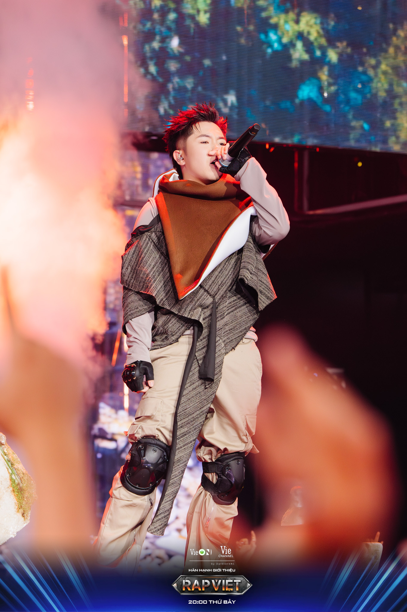 Mason với tạo hình chiến binh trên sân khấu. Mason với tạo hình chiến binh trên sân khấu.