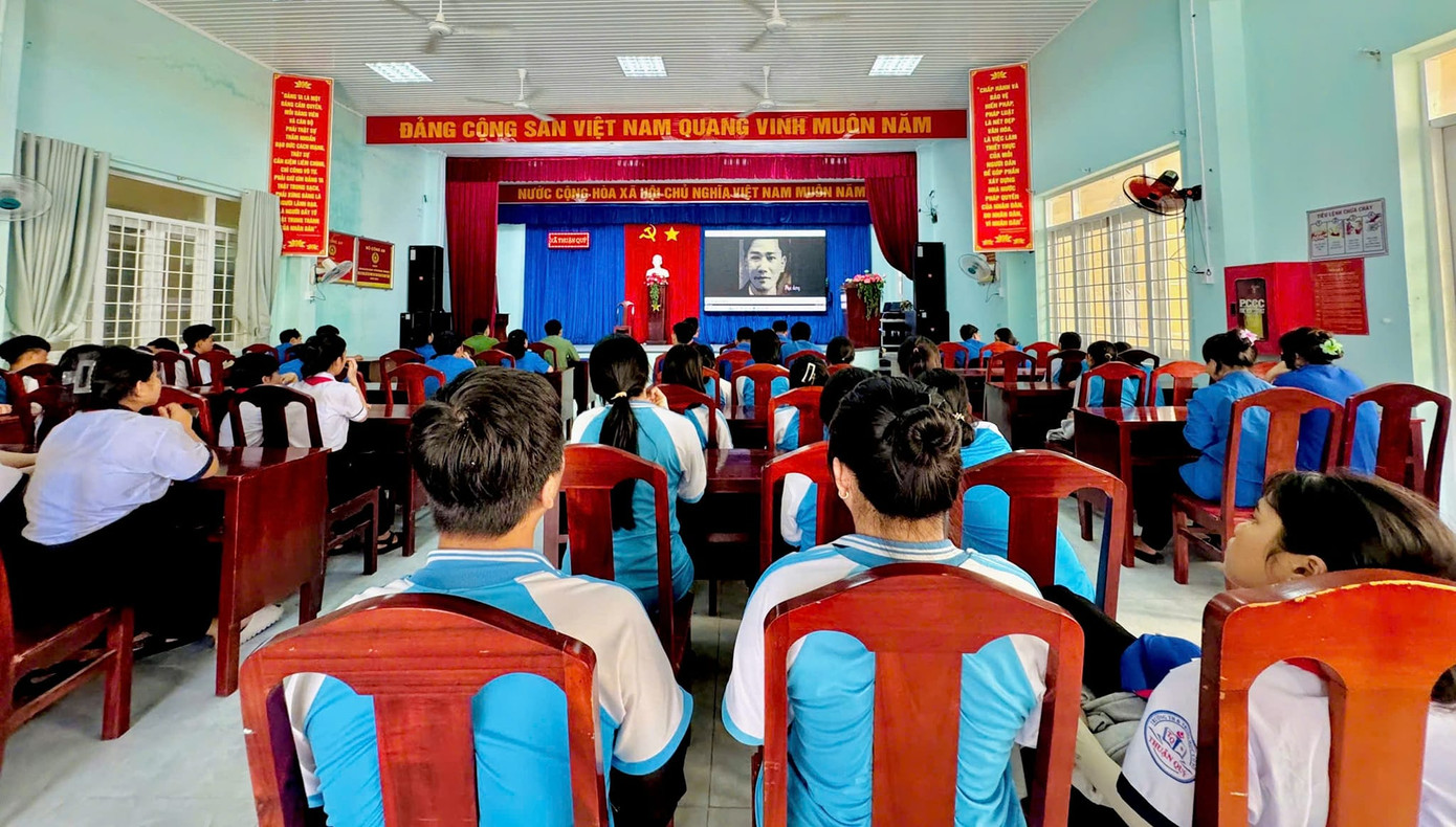 Học tập và noi theo tấm gương yêu nước của đồng chí Lý Tự Trọng, thế hệ trẻ quyết tâm phấn đấu, góp phần xây dựng đất nước sánh vai với năm châu. Ảnh: Đoàn Hàm Thuận Nam