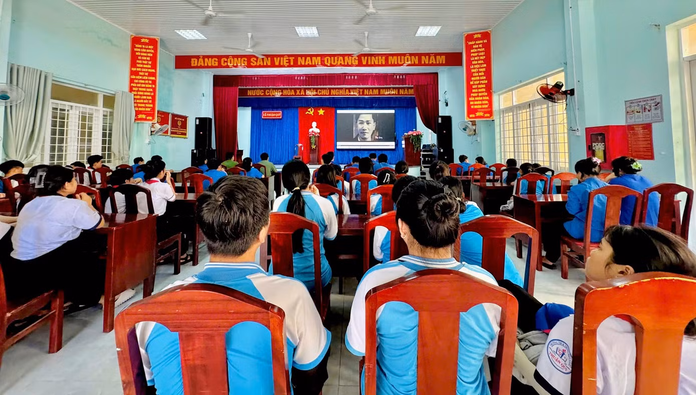 Học tập và noi theo tấm gương yêu nước của đồng chí Lý Tự Trọng, thế hệ trẻ quyết tâm phấn đấu, góp phần xây dựng đất nước sánh vai với năm châu. Ảnh: Đoàn Hàm Thuận Nam