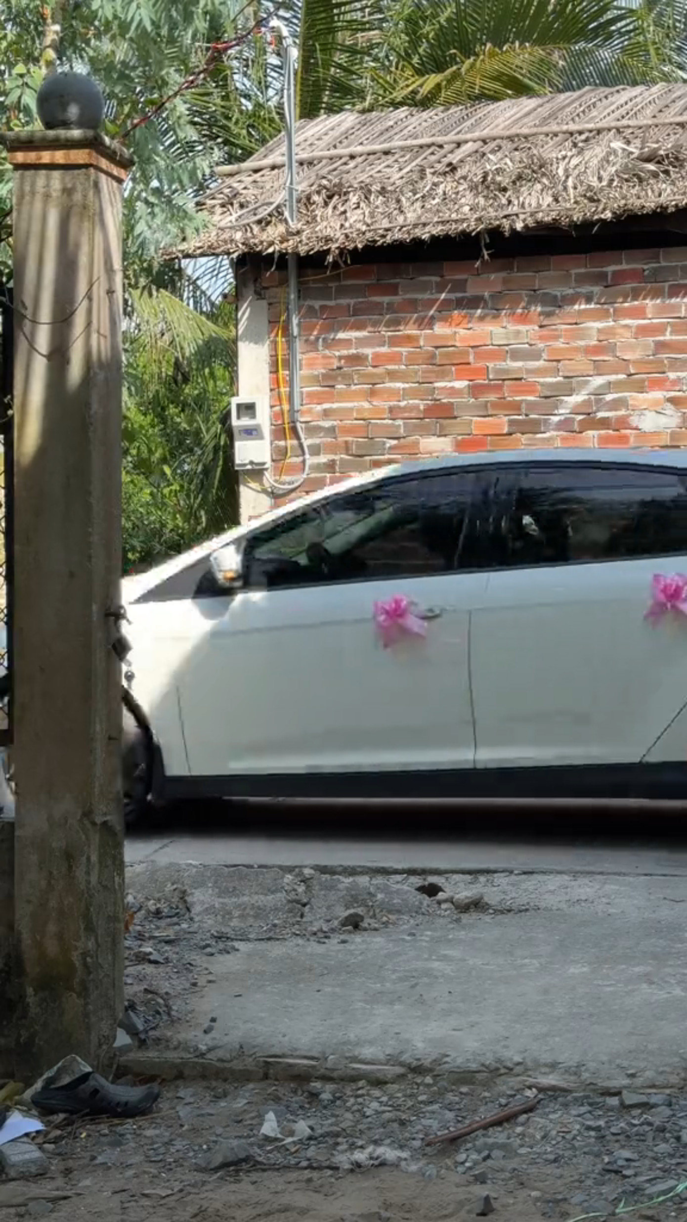 Nhiều người tò mò về xuất xứ của chiếc xe xuất hiện trong video. Nhiều người tò mò về xuất xứ của chiếc xe xuất hiện trong video.