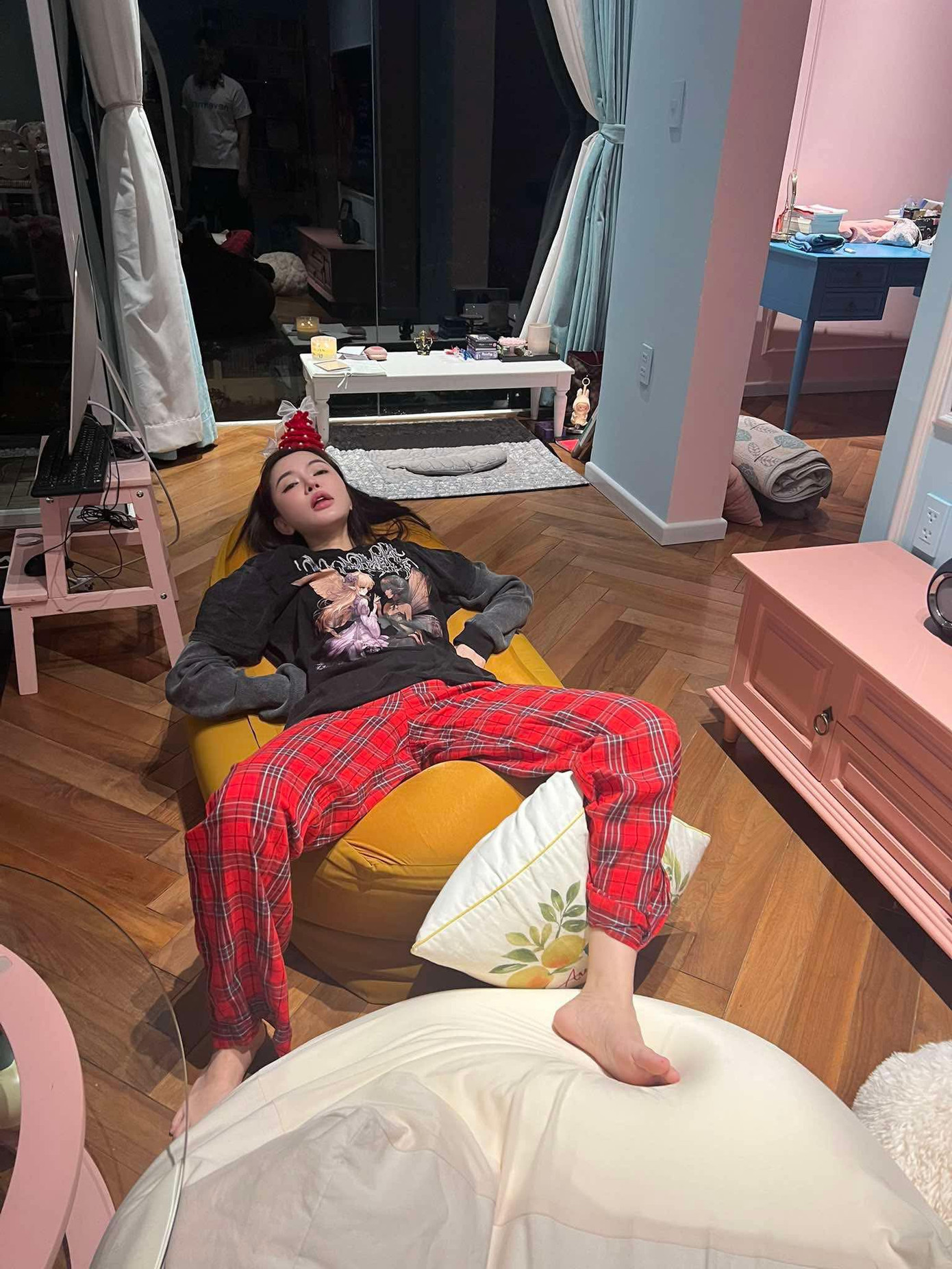 Bức ảnh có hồn, mà là "hồn bay phách lạc" của Bích Phương đang được khán giả truyền tay nhau vì "thấy mình trong đó" sau khi nhìn lại một năm đã qua. Bức ảnh có hồn, mà là "hồn bay phách lạc" của Bích Phương đang được khán giả truyền tay nhau vì "thấy mình trong đó" sau khi nhìn lại một năm đã qua.