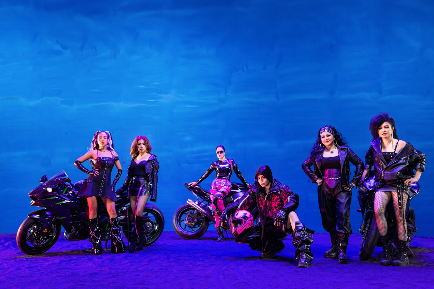 Dàn "chị đẹp" cực ngầu xuất hiện trong MV Ngôi Sao Giữa Thiên Hà.