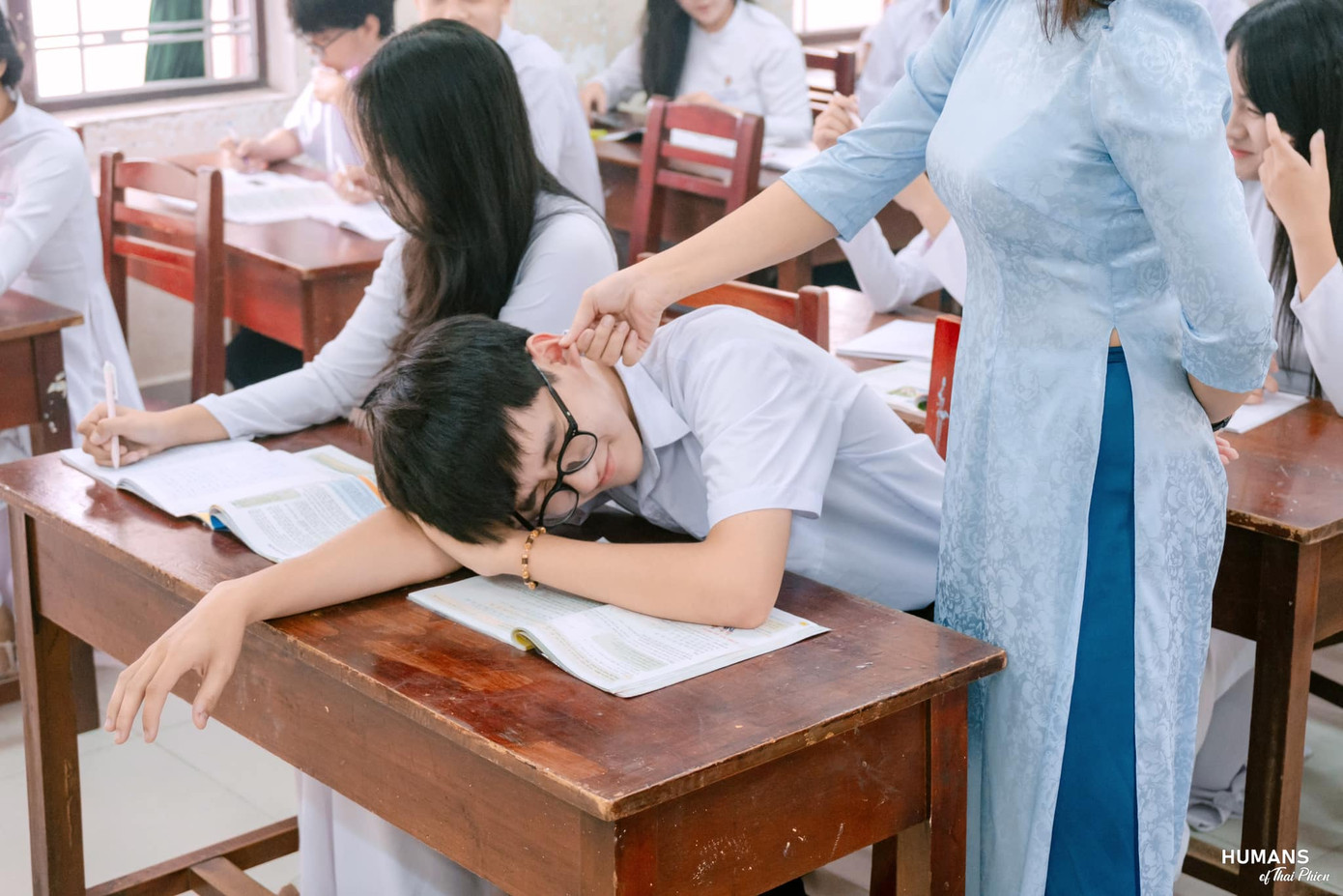 ...đến những phút giây "tinh nghịch" như bạn học ngủ gục và bị cô "nhéo tai" đánh thức. ...đến những phút giây "tinh nghịch" như bạn học ngủ gục và bị cô "nhéo tai" đánh thức.