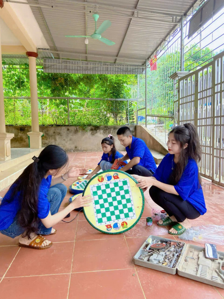Các đoàn viên thanh niên tái chế lốp xe cũ thành những mô hình trò chơi. Ảnh: Huyện đoàn Kỳ Sơn Các đoàn viên thanh niên tái chế lốp xe cũ thành những mô hình trò chơi. Ảnh: Huyện đoàn Kỳ Sơn