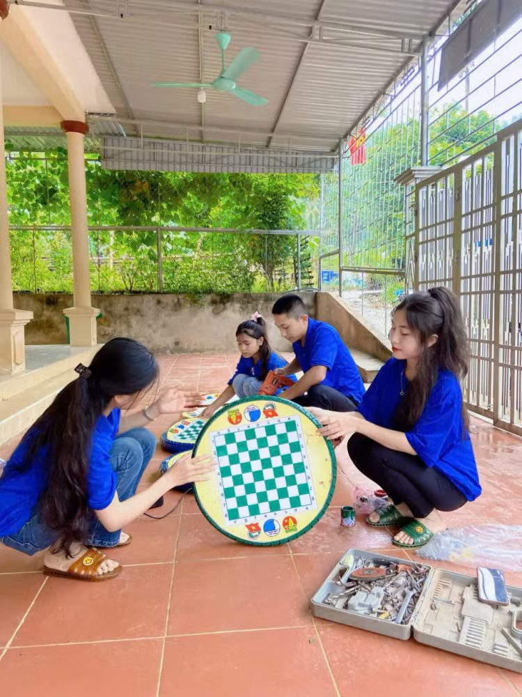 Các đoàn viên thanh niên tái chế lốp xe cũ thành những mô hình trò chơi. Ảnh: Huyện đoàn Kỳ Sơn