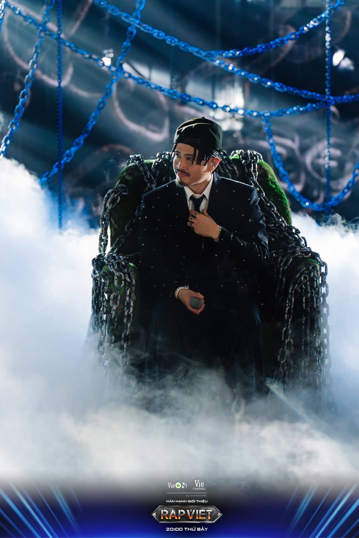 Không còn hình ảnh bụi bặm, gangster thường thấy, Robber bước lên sân khấu với phong thái điềm đạm. Không còn hình ảnh bụi bặm, gangster thường thấy, Robber bước lên sân khấu với phong thái điềm đạm.