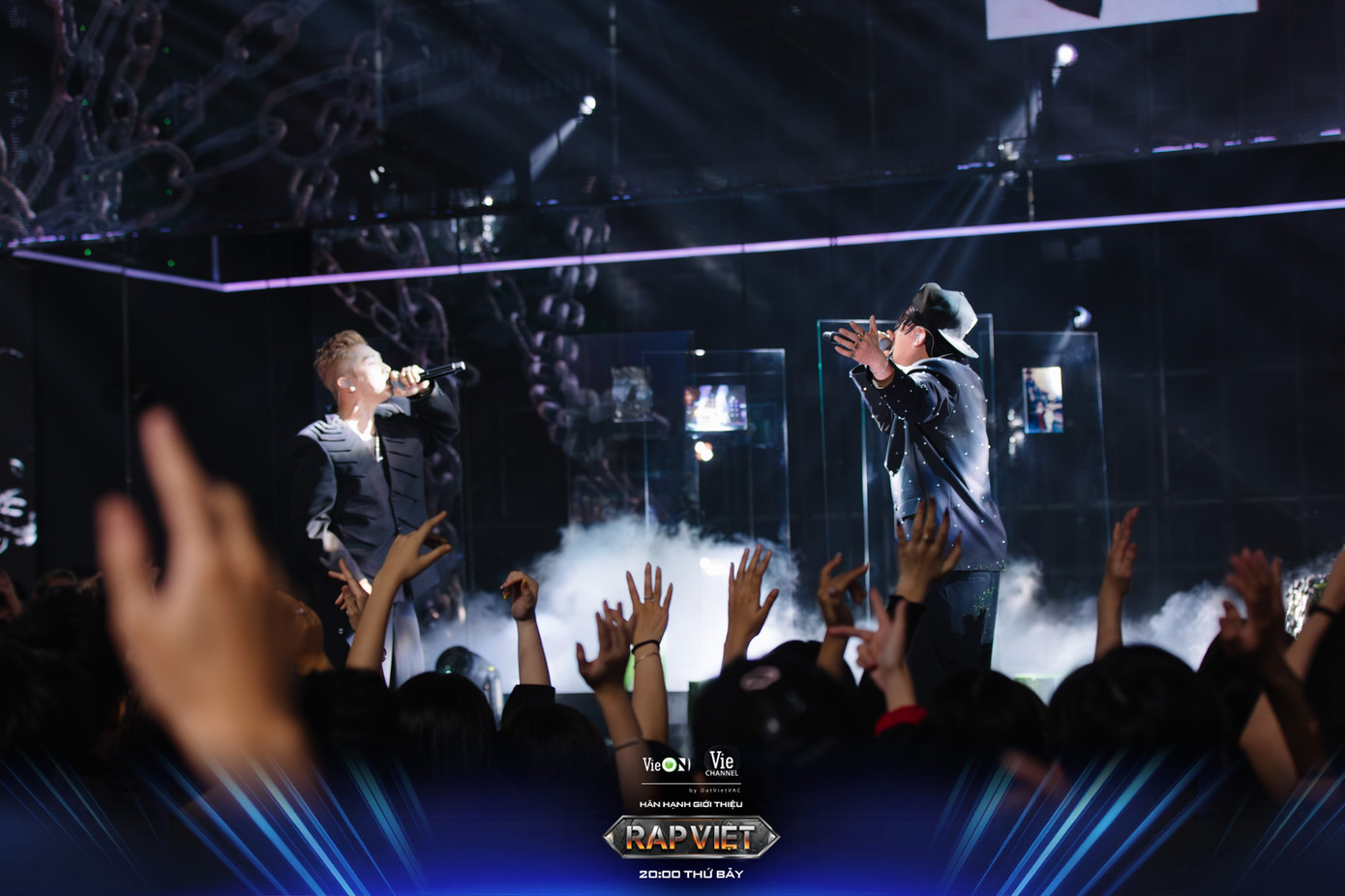 Với sự sắp đặt khéo léo của HLV B Ray, màn so tài Qua Từng Khung Hình giúp cả hai phô diễn sự gai góc, trải đời và chất liệu cuộc sống qua từng câu chữ. Với sự sắp đặt khéo léo của HLV B Ray, màn so tài Qua Từng Khung Hình giúp cả hai phô diễn sự gai góc, trải đời và chất liệu cuộc sống qua từng câu chữ.