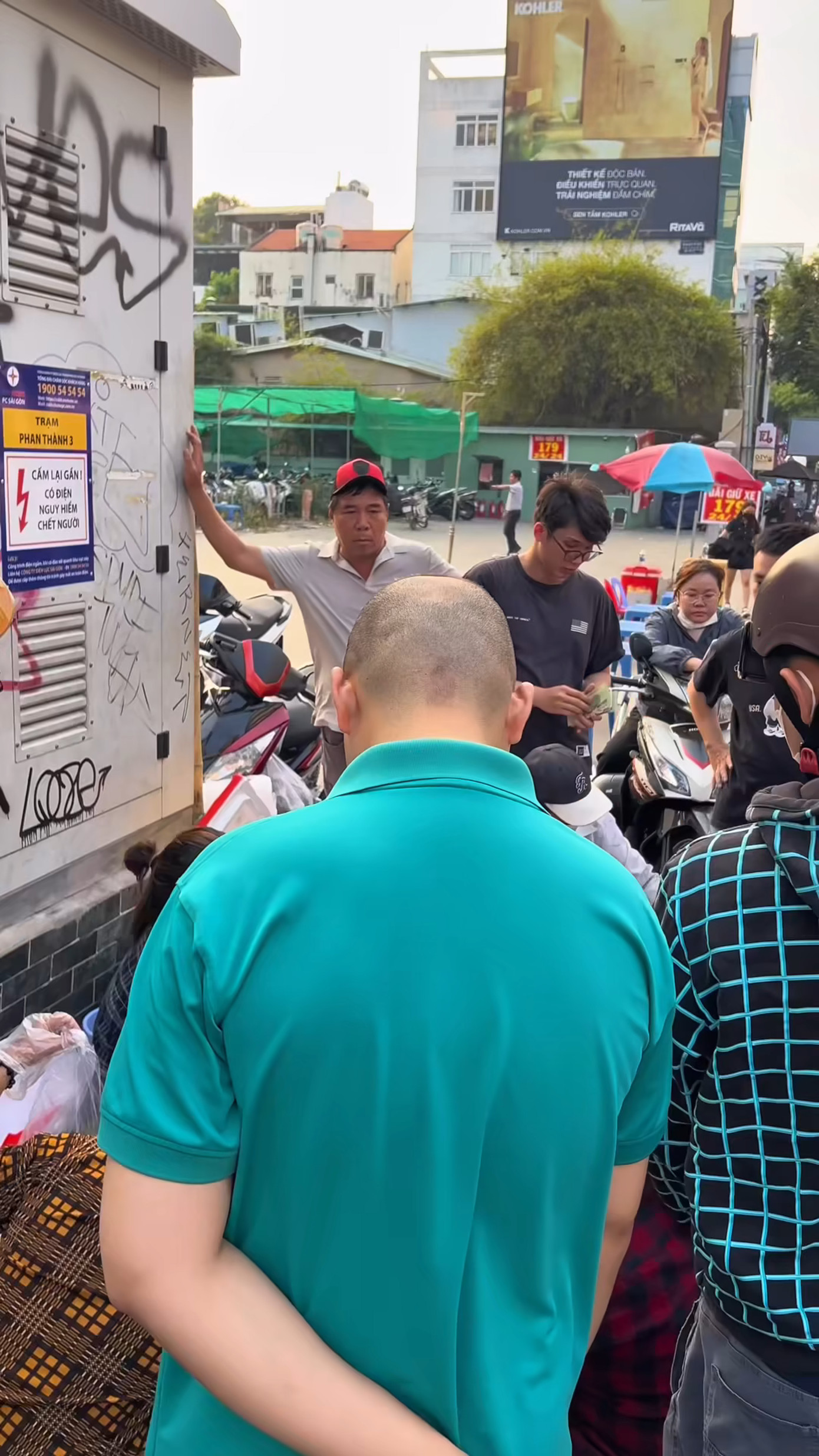 Bán từ khoảng 4h chiều đến 7h tối, quầy bánh mì tập trung rất đông thực khách. (Ảnh chụp màn hình) Bán từ khoảng 4h chiều đến 7h tối, quầy bánh mì tập trung rất đông thực khách. (Ảnh chụp màn hình)