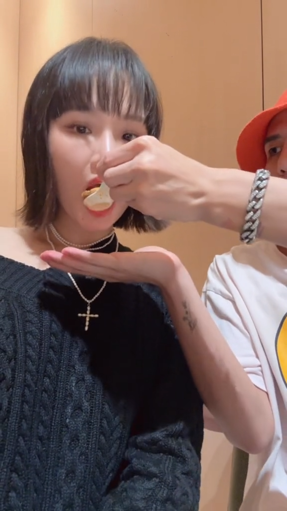 Duy Khánh cảm thấy "phiền quá" nhưng vẫn làm theo lệnh của Miu Lê. Duy Khánh cảm thấy "phiền quá" nhưng vẫn làm theo lệnh của Miu Lê.