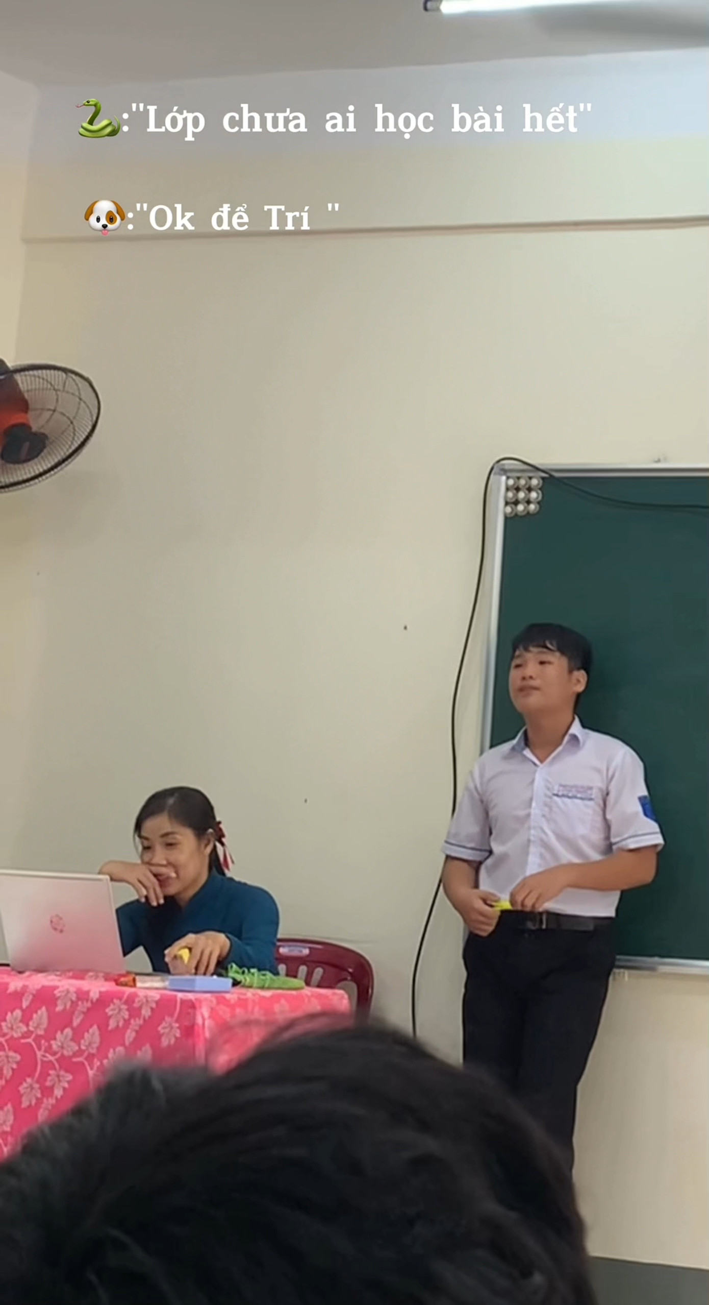 Tự tin biểu diễn trước cả lớp, Bí thư Gen Z đang viral trên mạng xã hội TikTok.