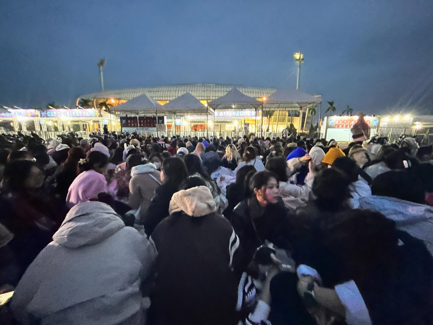 Hình ảnh ghi lại vào lúc 6 giờ sáng, hàng trăm khán giả nô nức chờ check-in. Ảnh: @hanpxxi