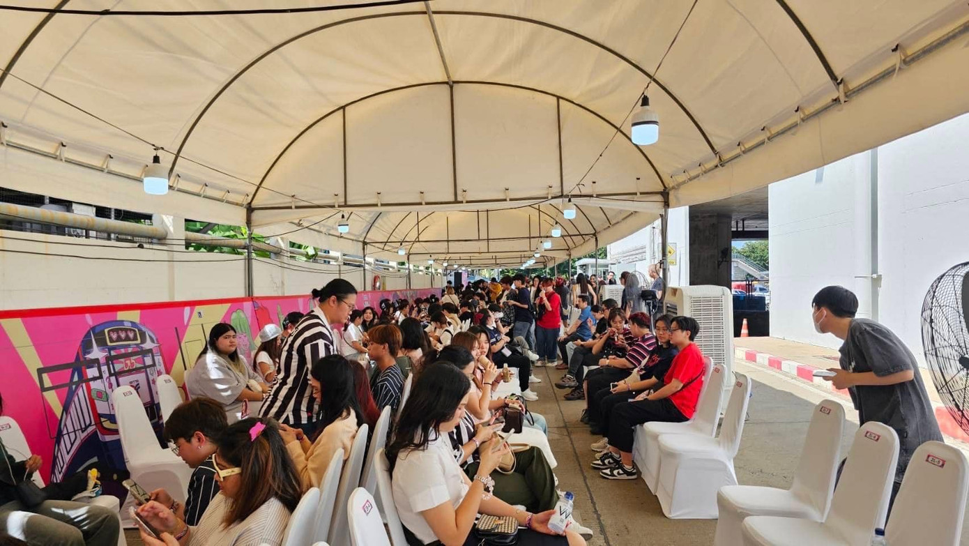 Nhiều người tham dự háo hức chờ đợi được "lên tàu" để trải nghiệm.