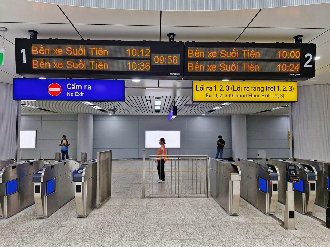 Không xả rác tại nhà ga và trên tàu, không vứt vật cứng xuống khu vực ke ga và đường ray. Các thùng rác đều được bố trí ở nhiều nơi để hành khách thuận tiện sử dụng. Ảnh: Ngọc Linh